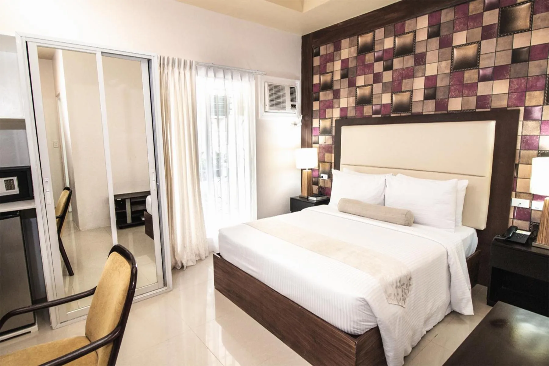 Bedroom, Bed in Sierra Hotel