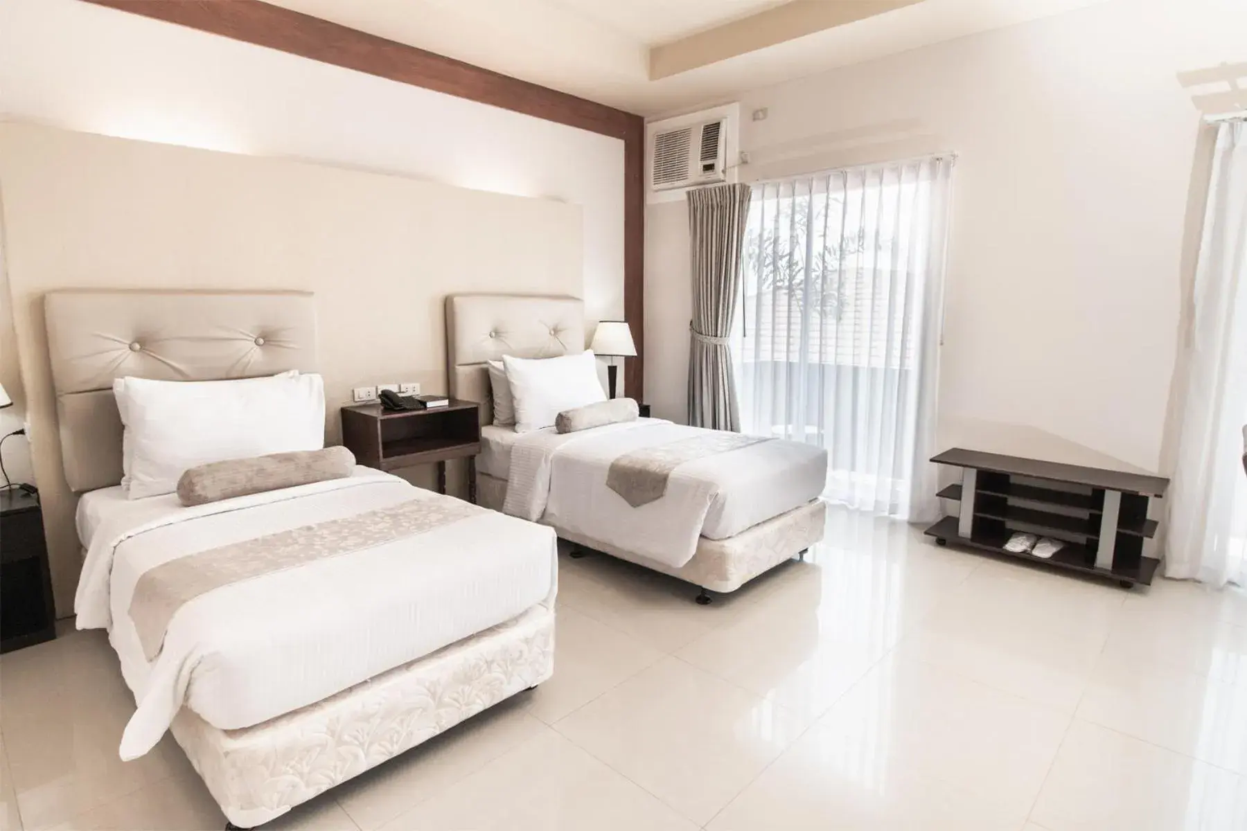 Property building, Bed in Sierra Hotel Property building, Bed in Sierra Hotel