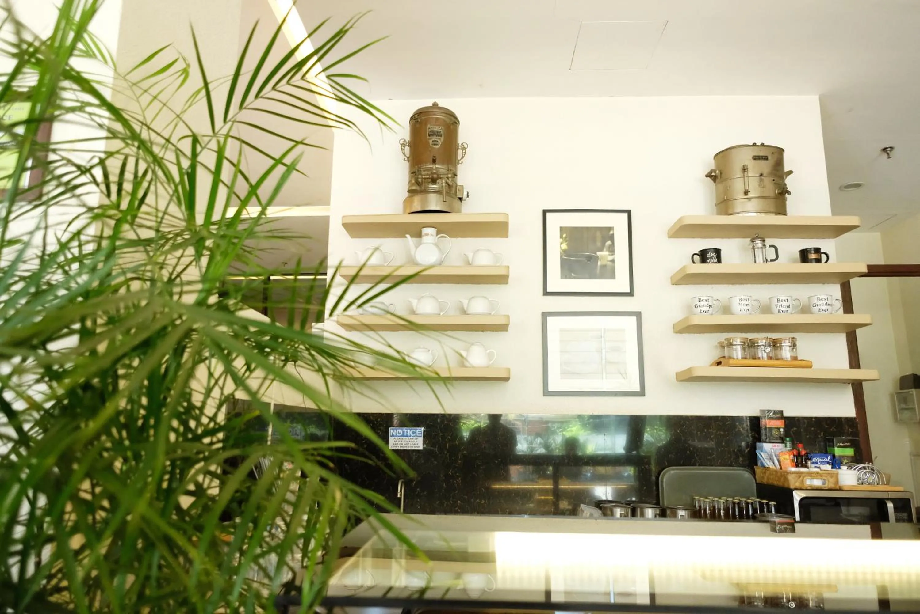 Restaurant/places to eat in Sierra Hotel