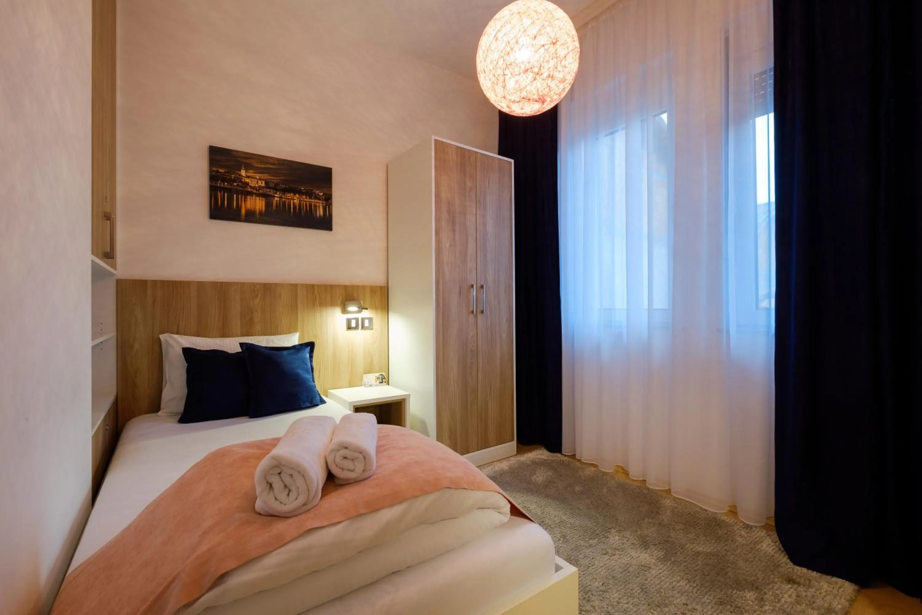 Bedroom, Bed in Airport Hotel Garni