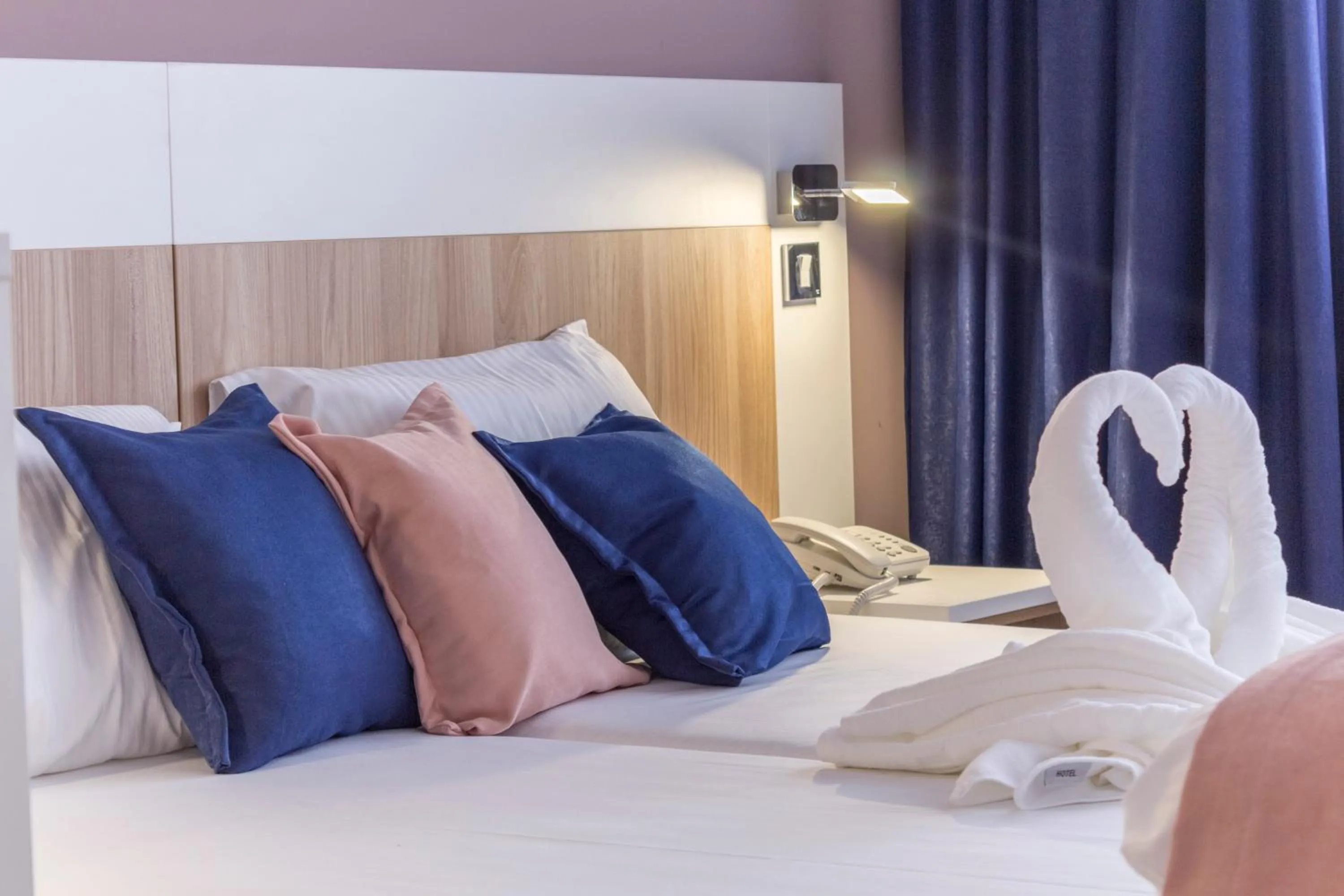 Bedroom, Bed in Airport Hotel Garni