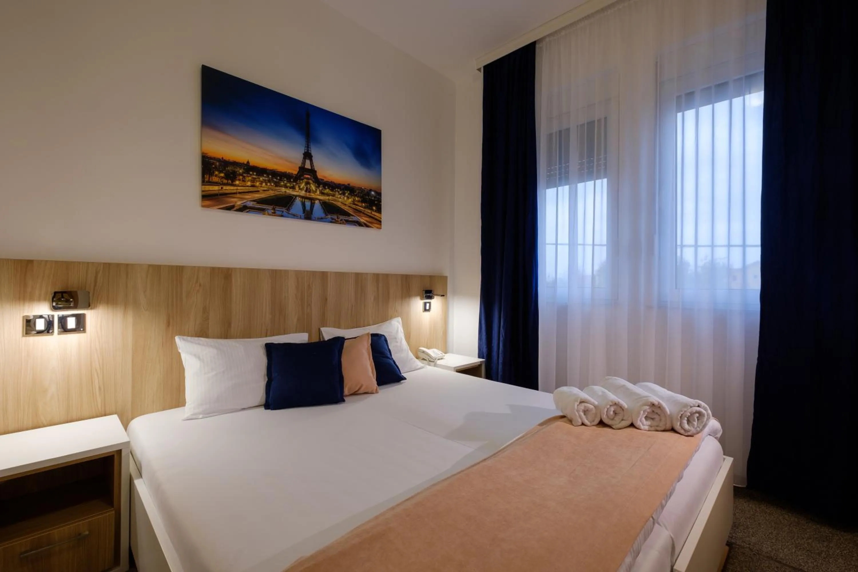 Bedroom, Bed in Airport Hotel Garni