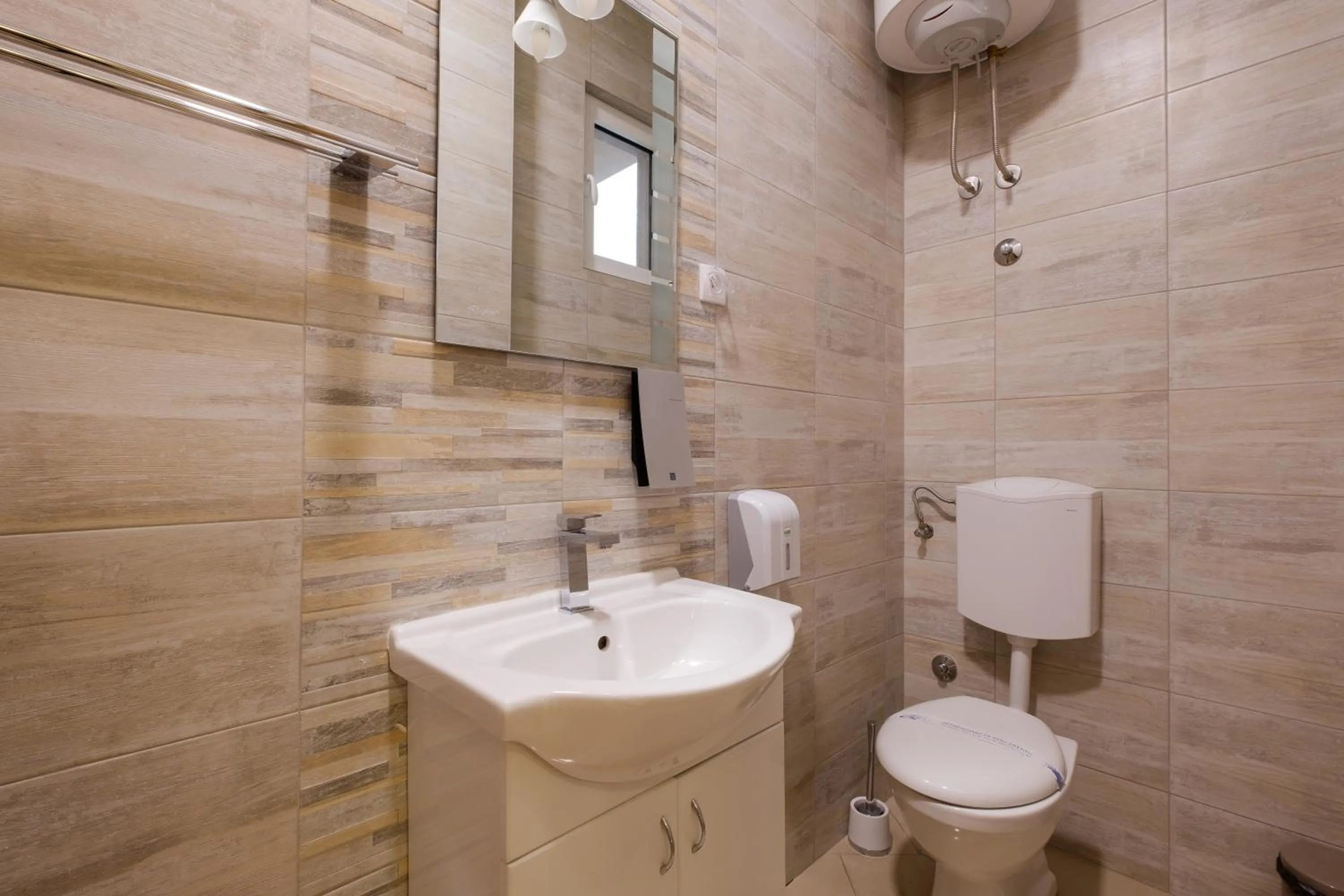 Bathroom in Airport Hotel Garni