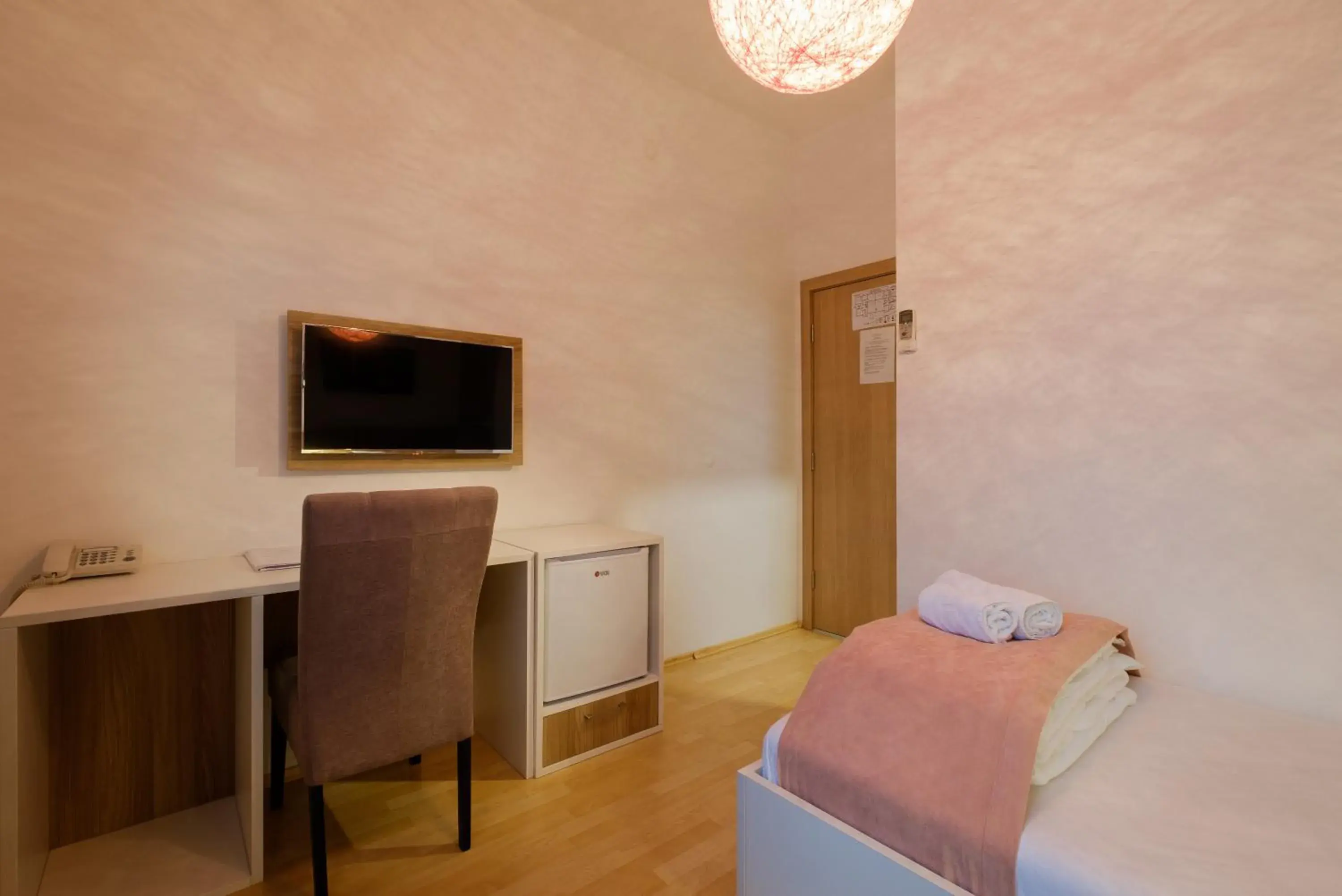 Single Room in Airport Hotel Garni Single Room in Airport Hotel Garni