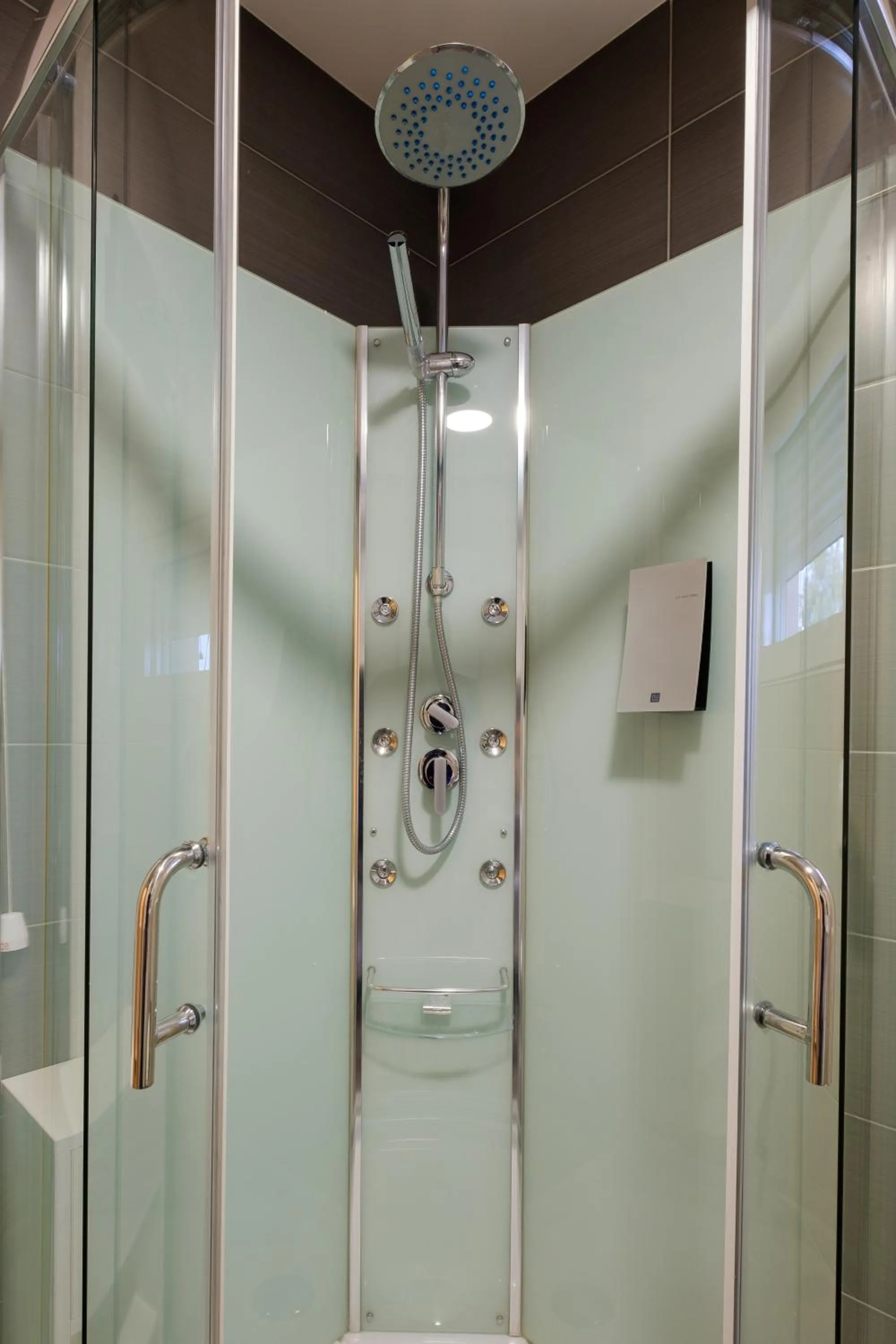 Shower in Airport Hotel Garni