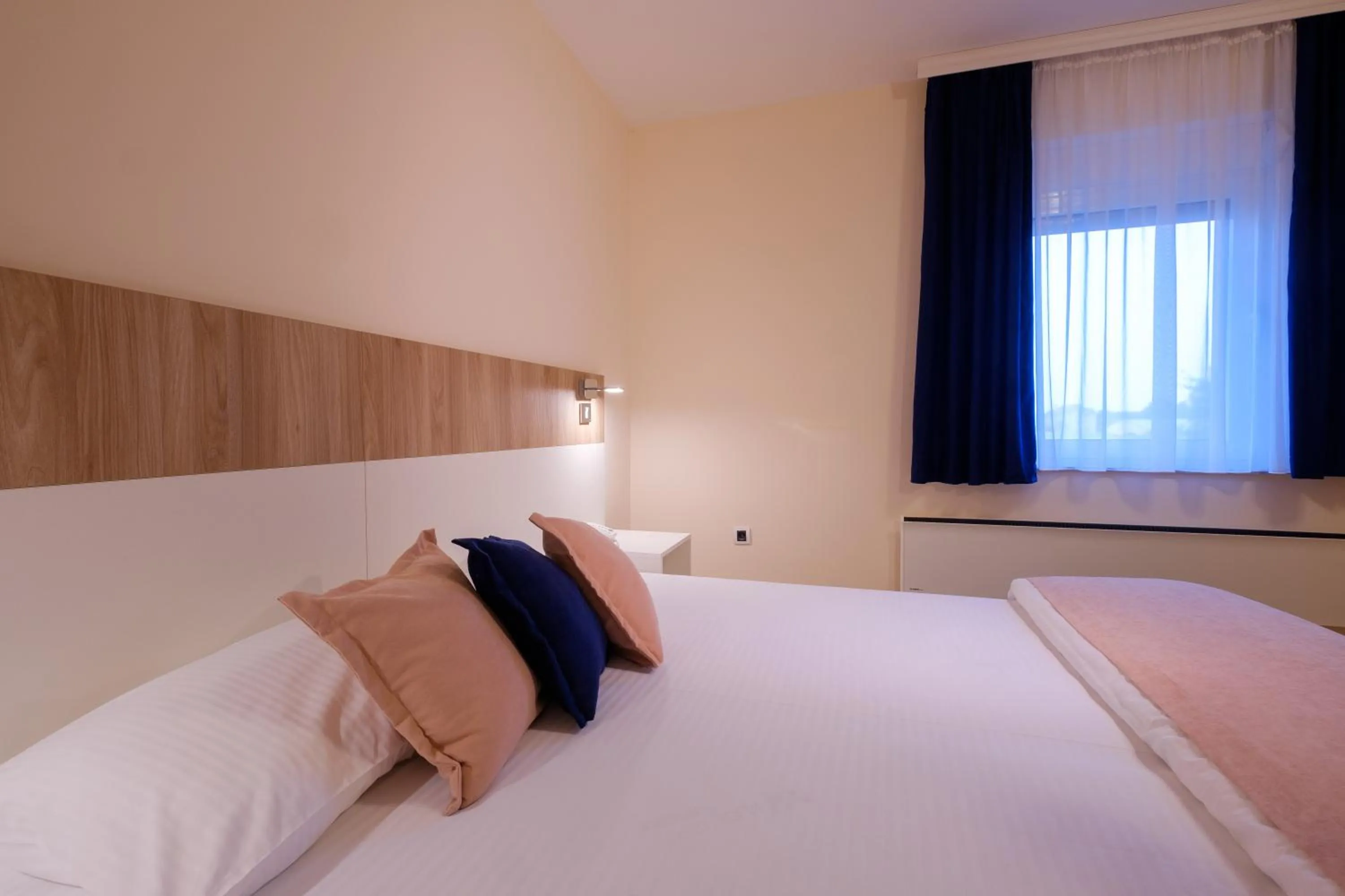 Bedroom, Bed in Airport Hotel Garni