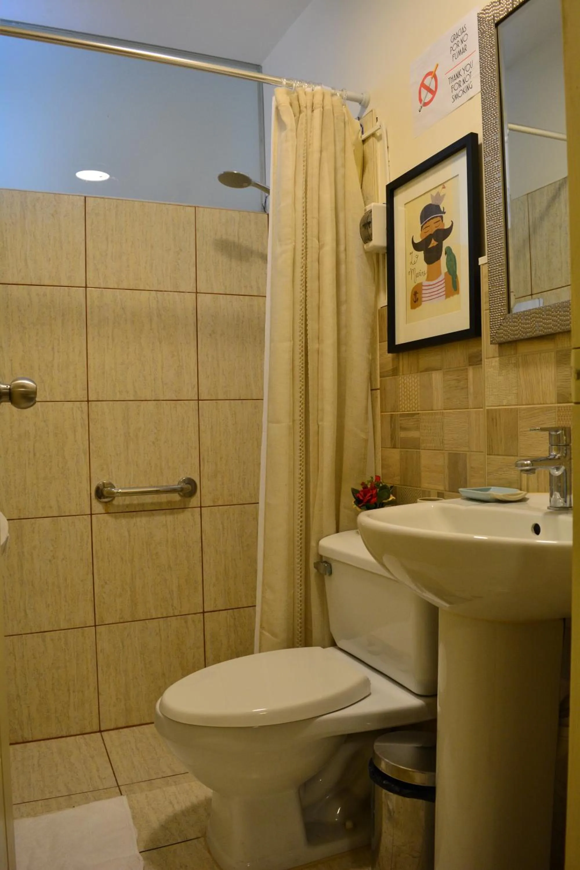 Bathroom in Kangaroo Wasi Airport Bed & Breakfast