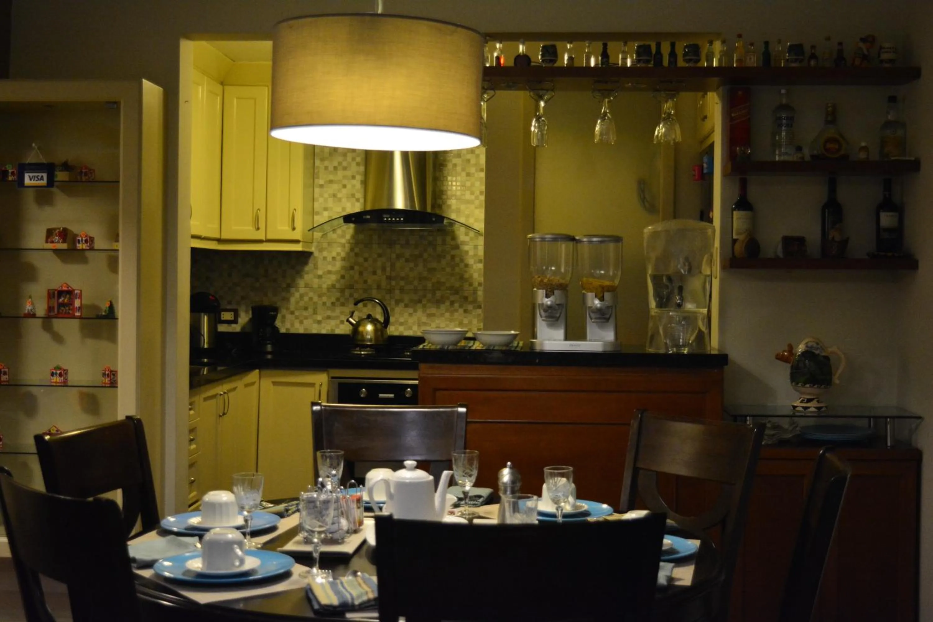 Communal kitchen in Kangaroo Wasi Airport Bed & Breakfast