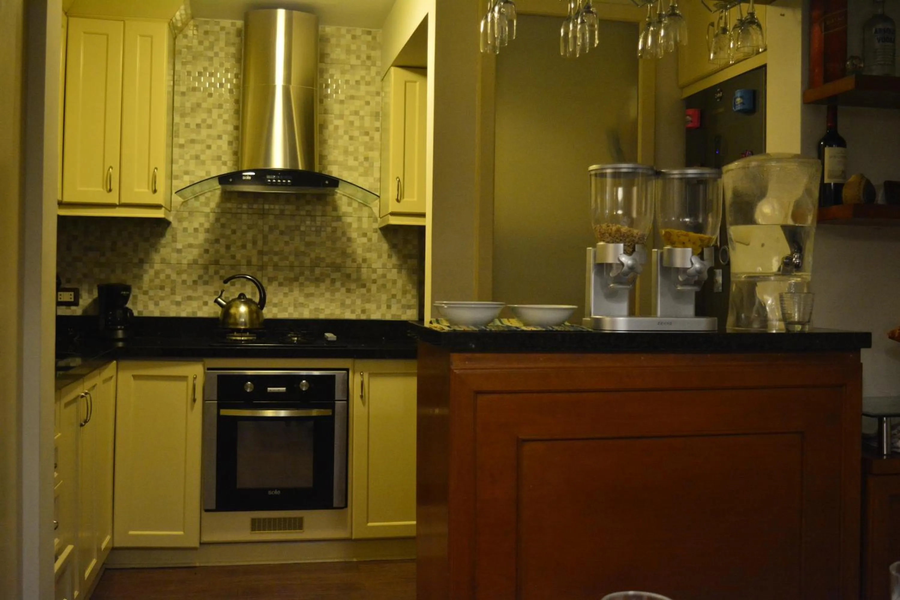 Communal kitchen in Kangaroo Wasi Airport Bed & Breakfast