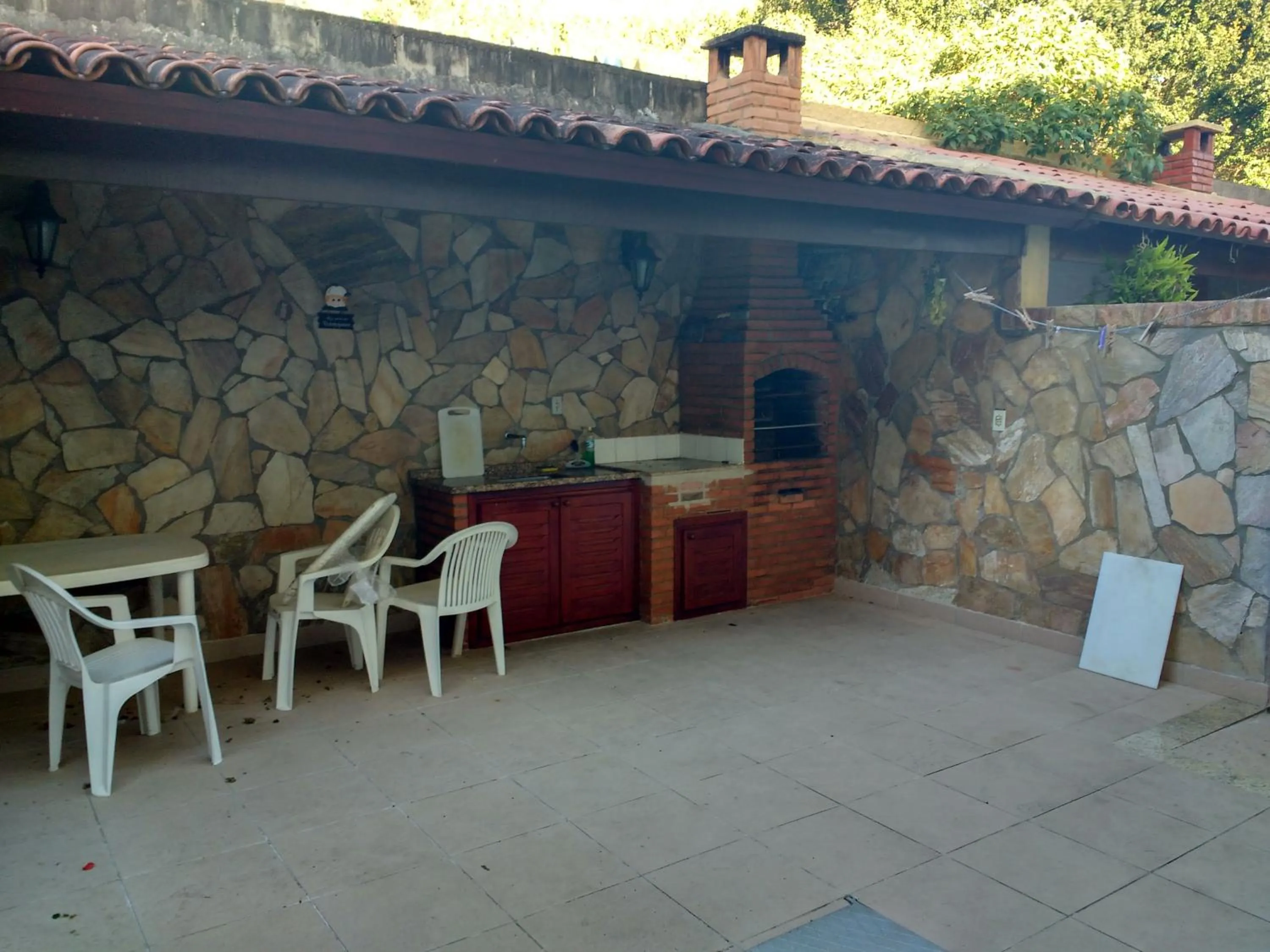 BBQ facilities in Casa 4 quartos Condomínio em Frente a Praia Grande