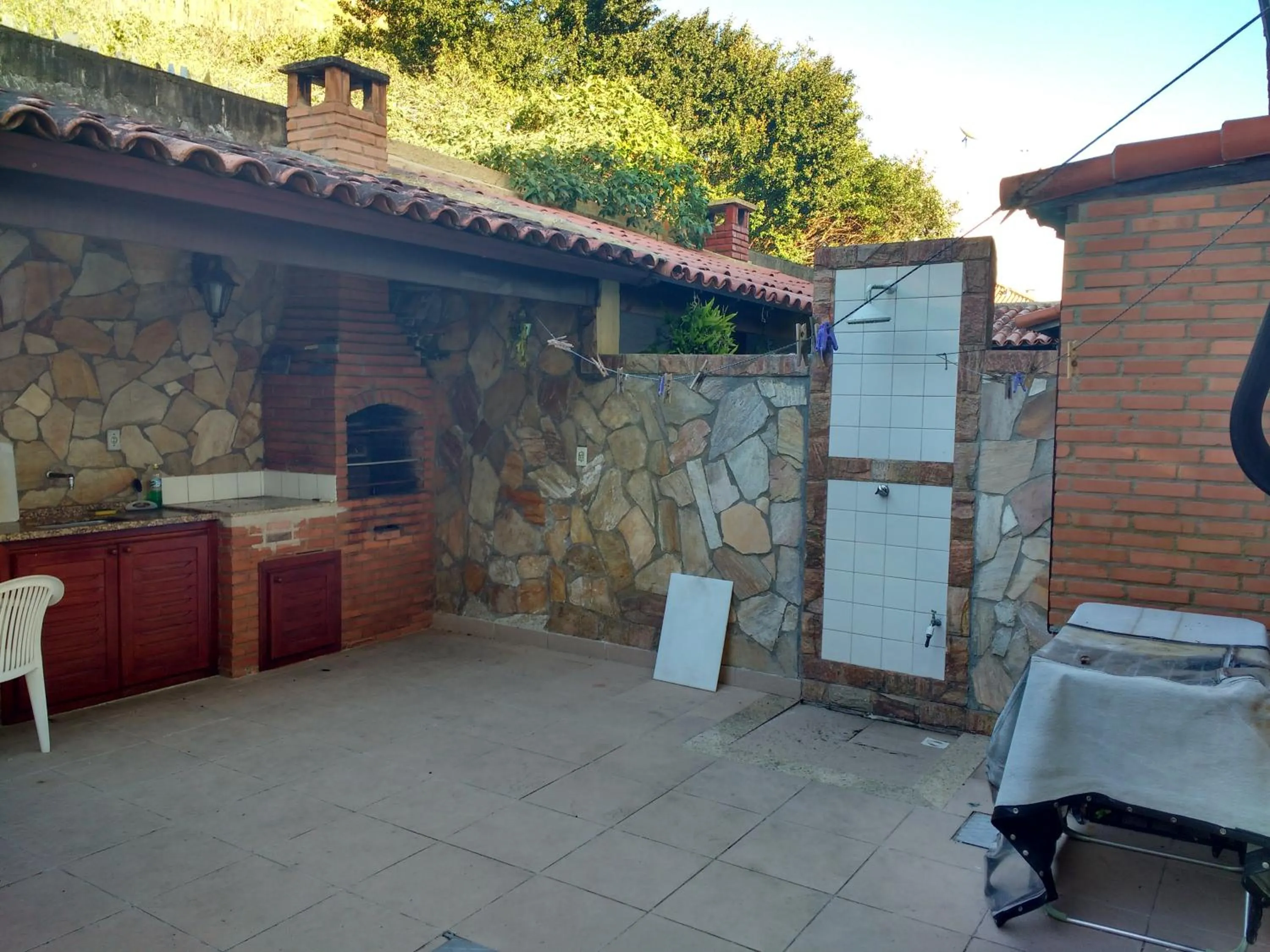 BBQ facilities in Casa 4 quartos Condomínio em Frente a Praia Grande