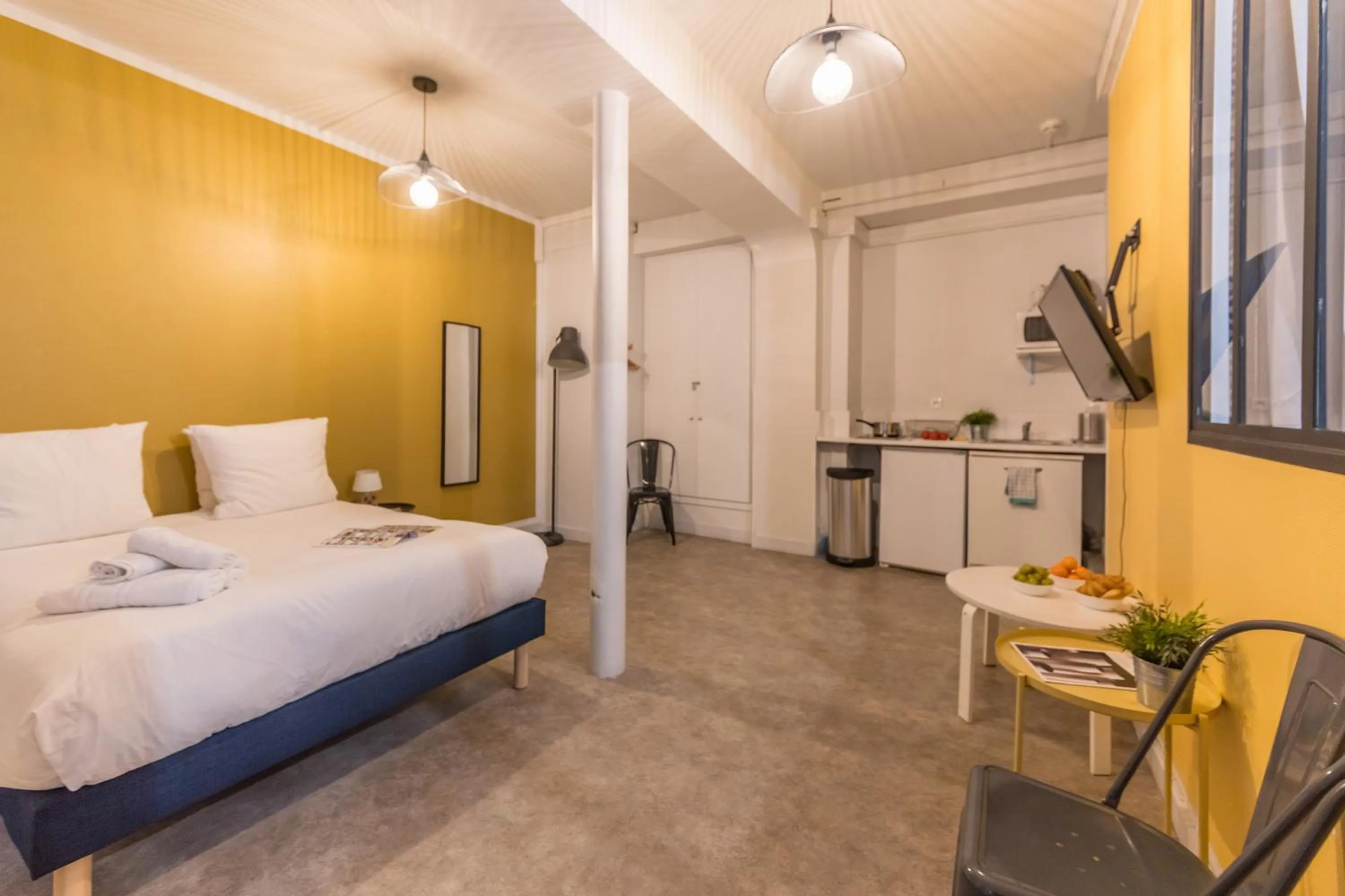 Living room, Bed in WS Hôtel de Ville - Le Marais