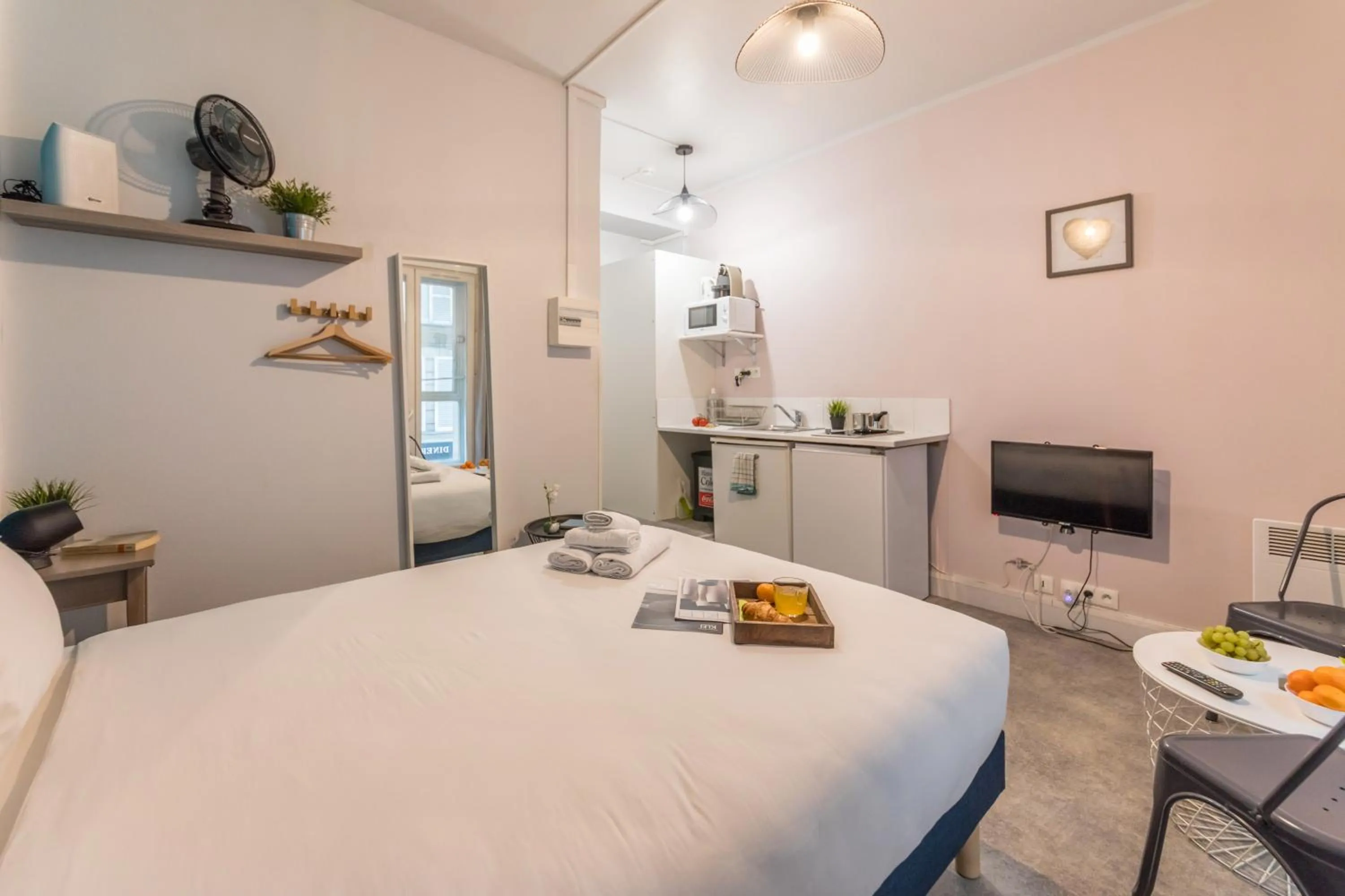 Photo of the whole room, Bed in WS Hôtel de Ville - Le Marais