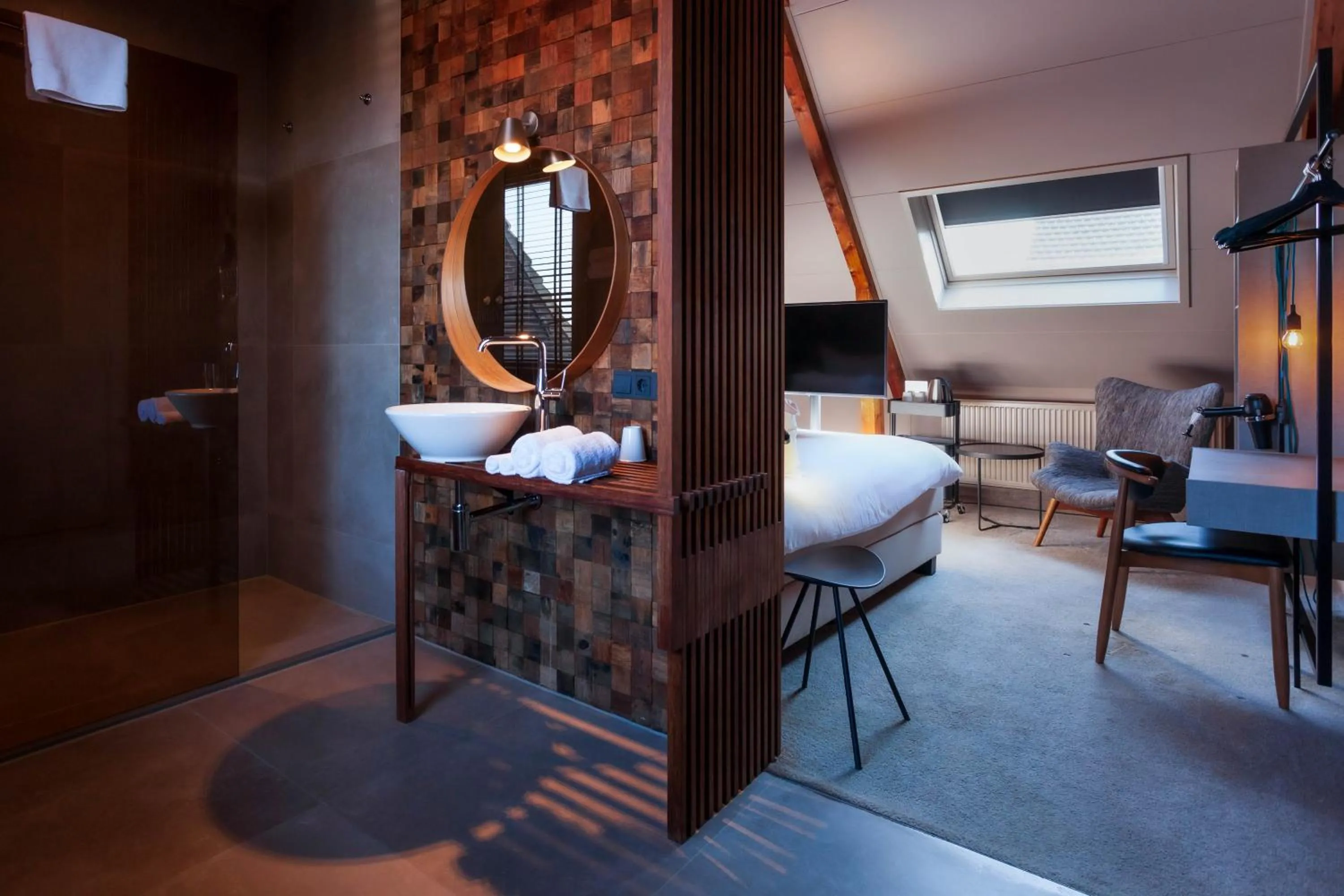 Shower, Bed in Boutiquehotel Staats