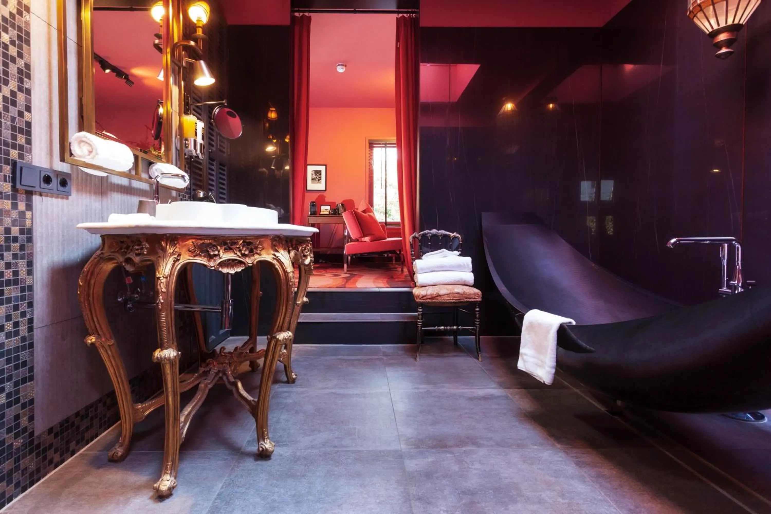 Bathroom, Bed in Boutiquehotel Staats