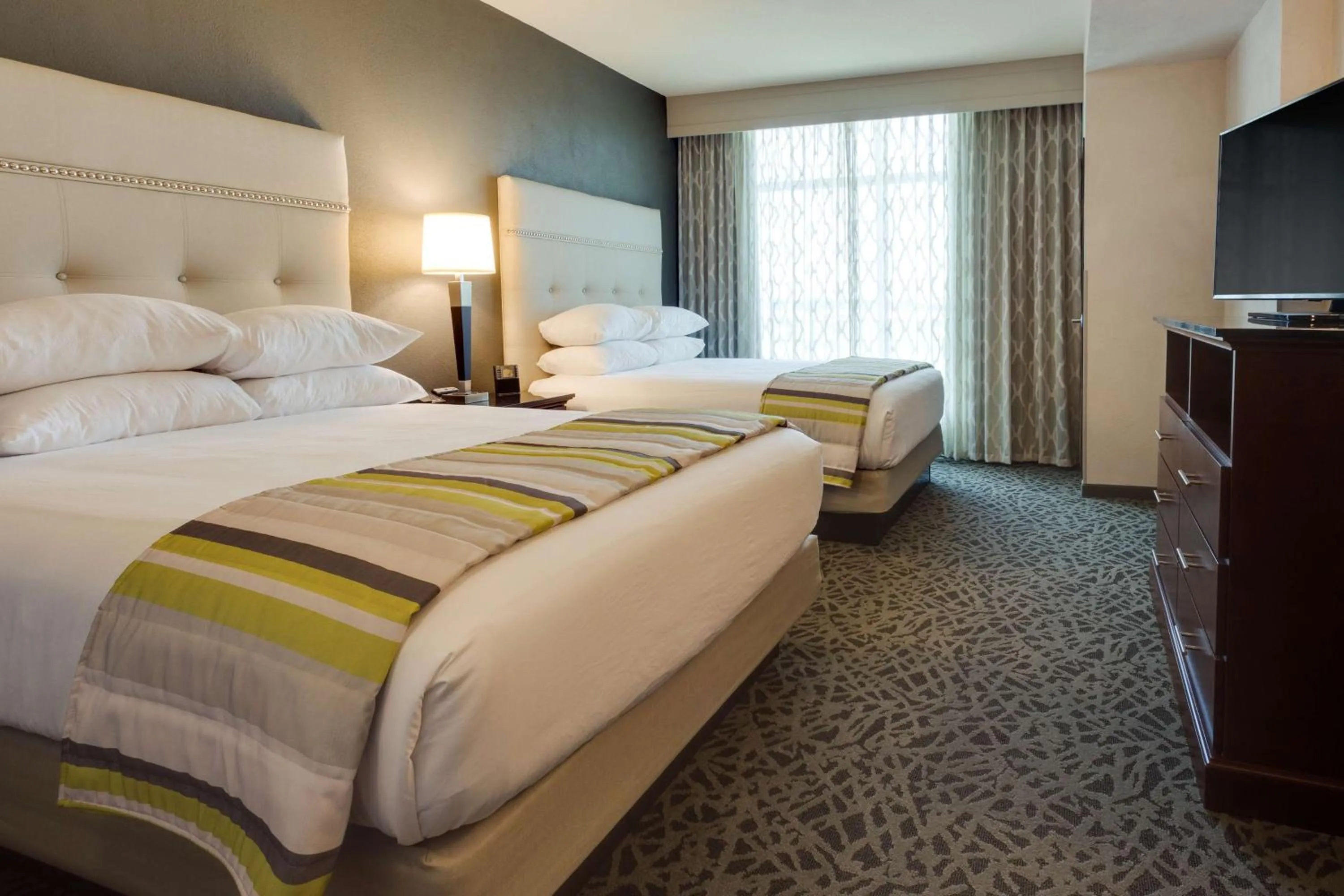 Photo of the whole room, Bed in Drury Plaza Hotel Cape Girardeau Conference Center
