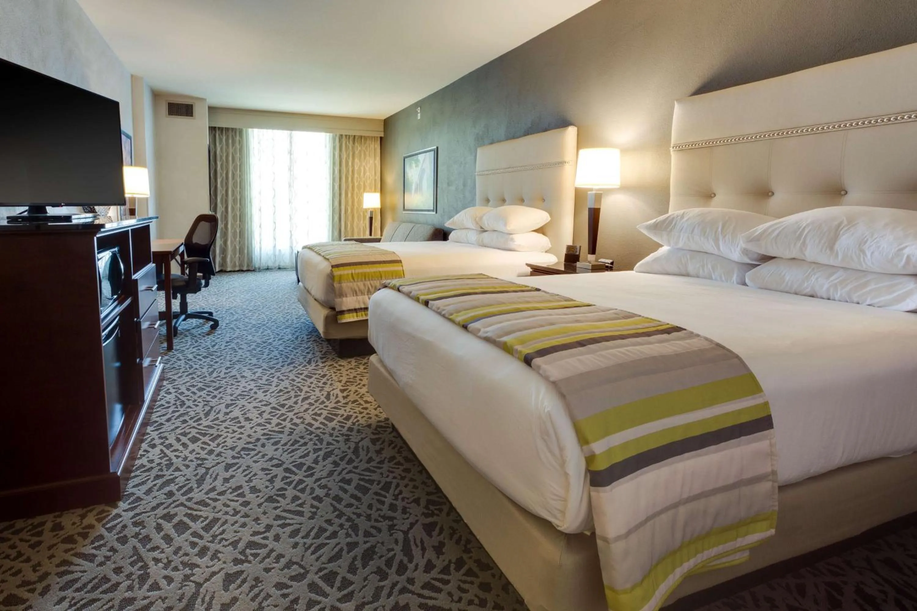 Photo of the whole room, Bed in Drury Plaza Hotel Cape Girardeau Conference Center