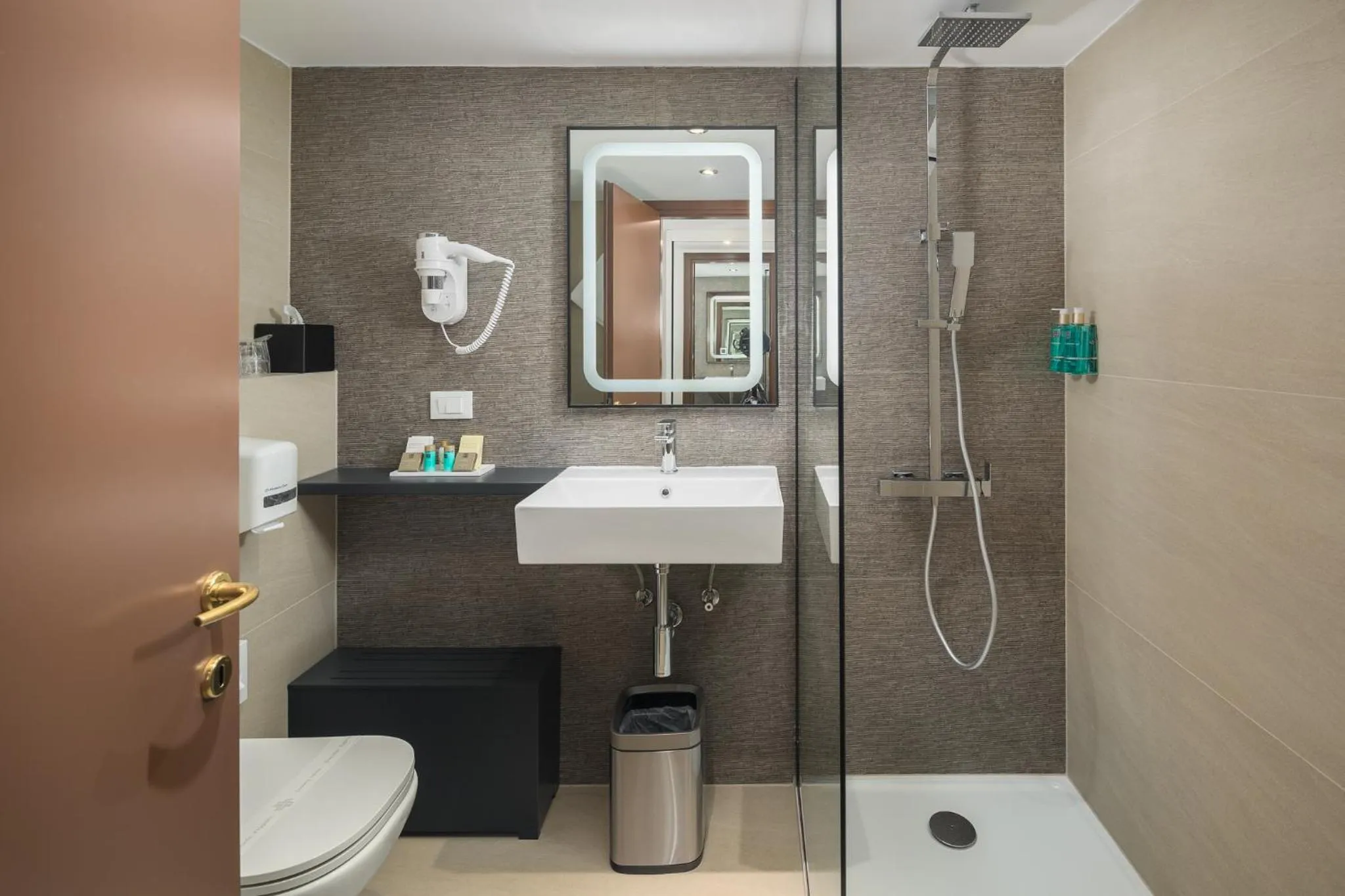 Shower in Hotel Cittar