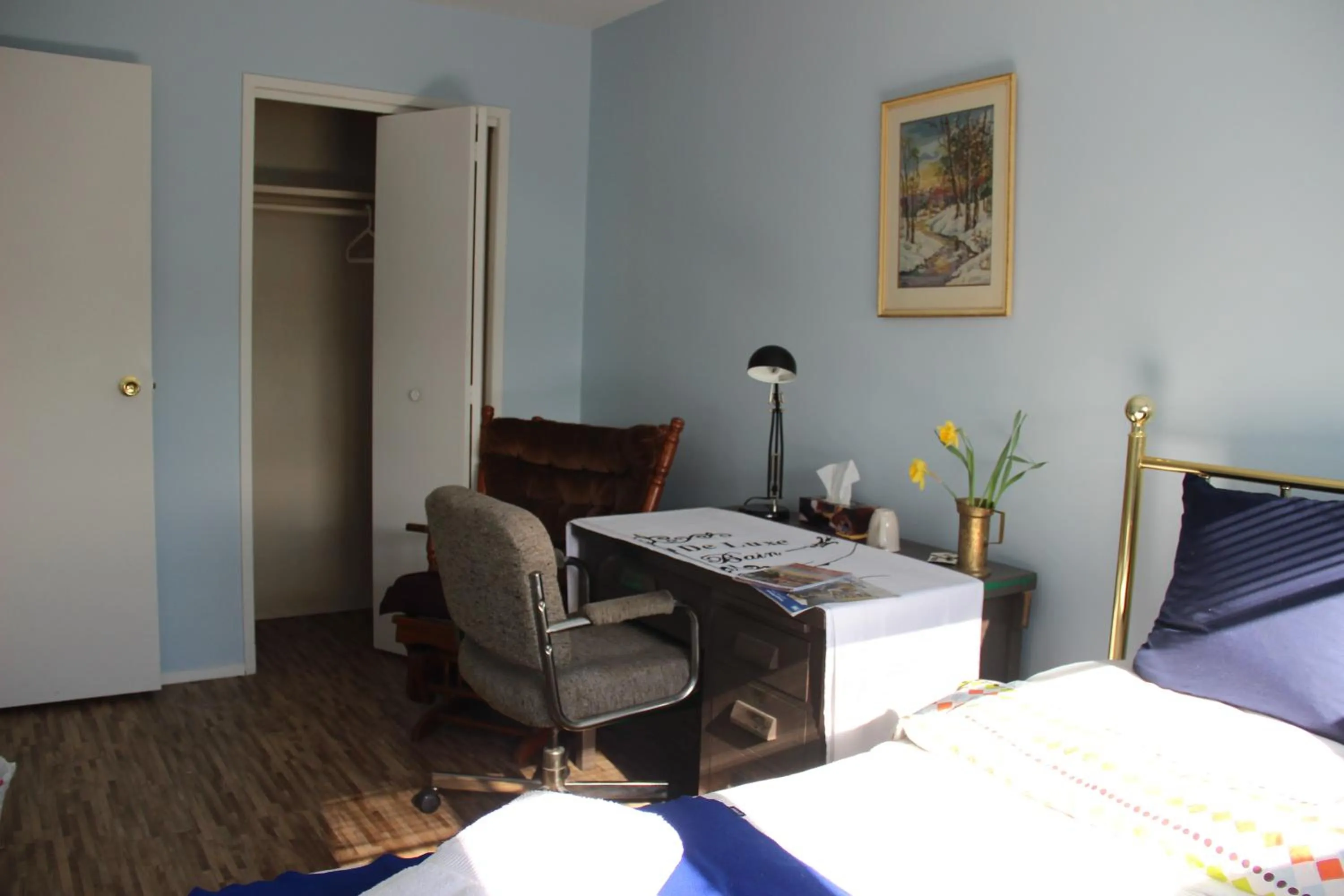 Living room, Bed in Winnipeg Homestay