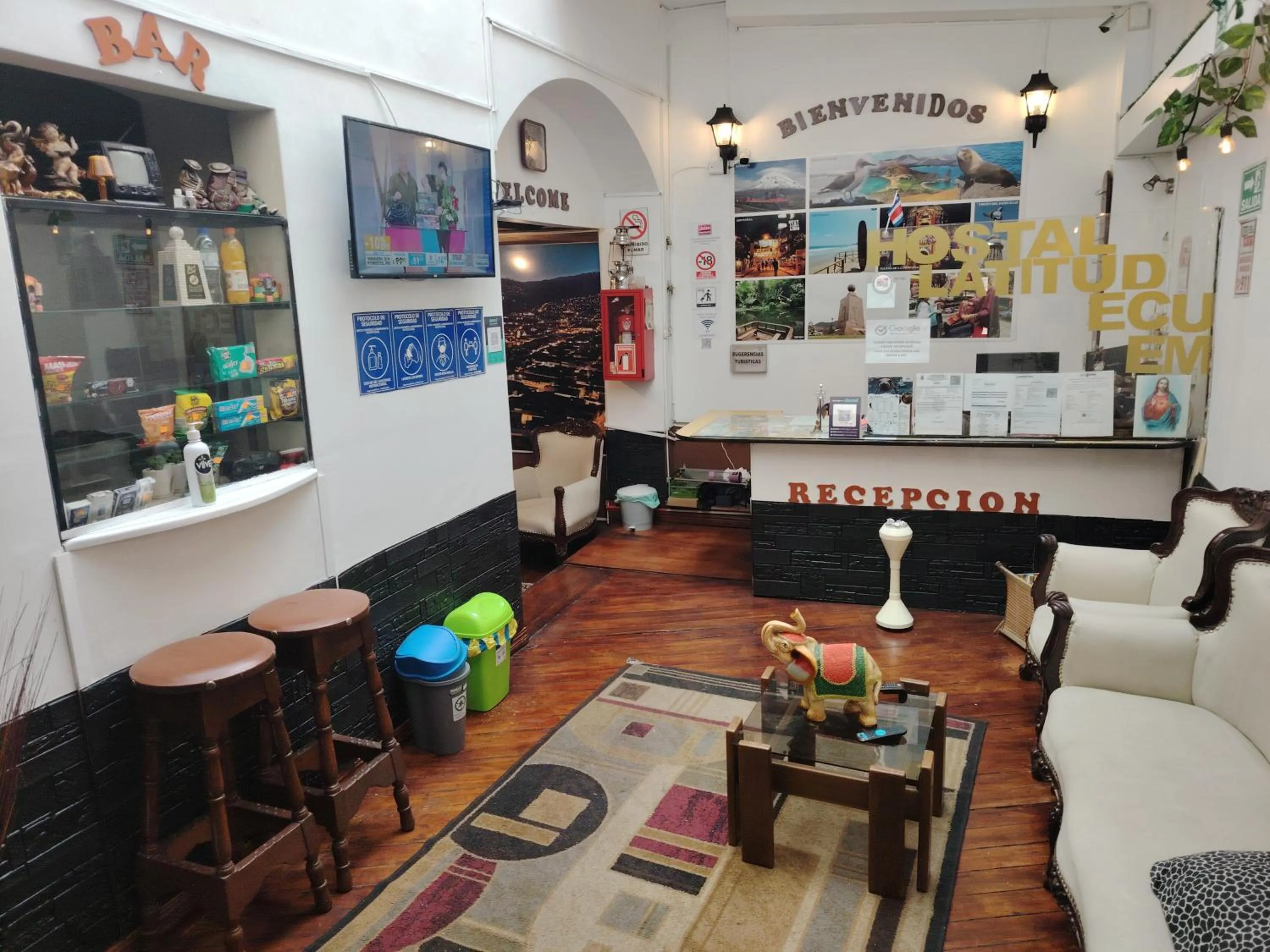 Hostal Latitud Ecuem