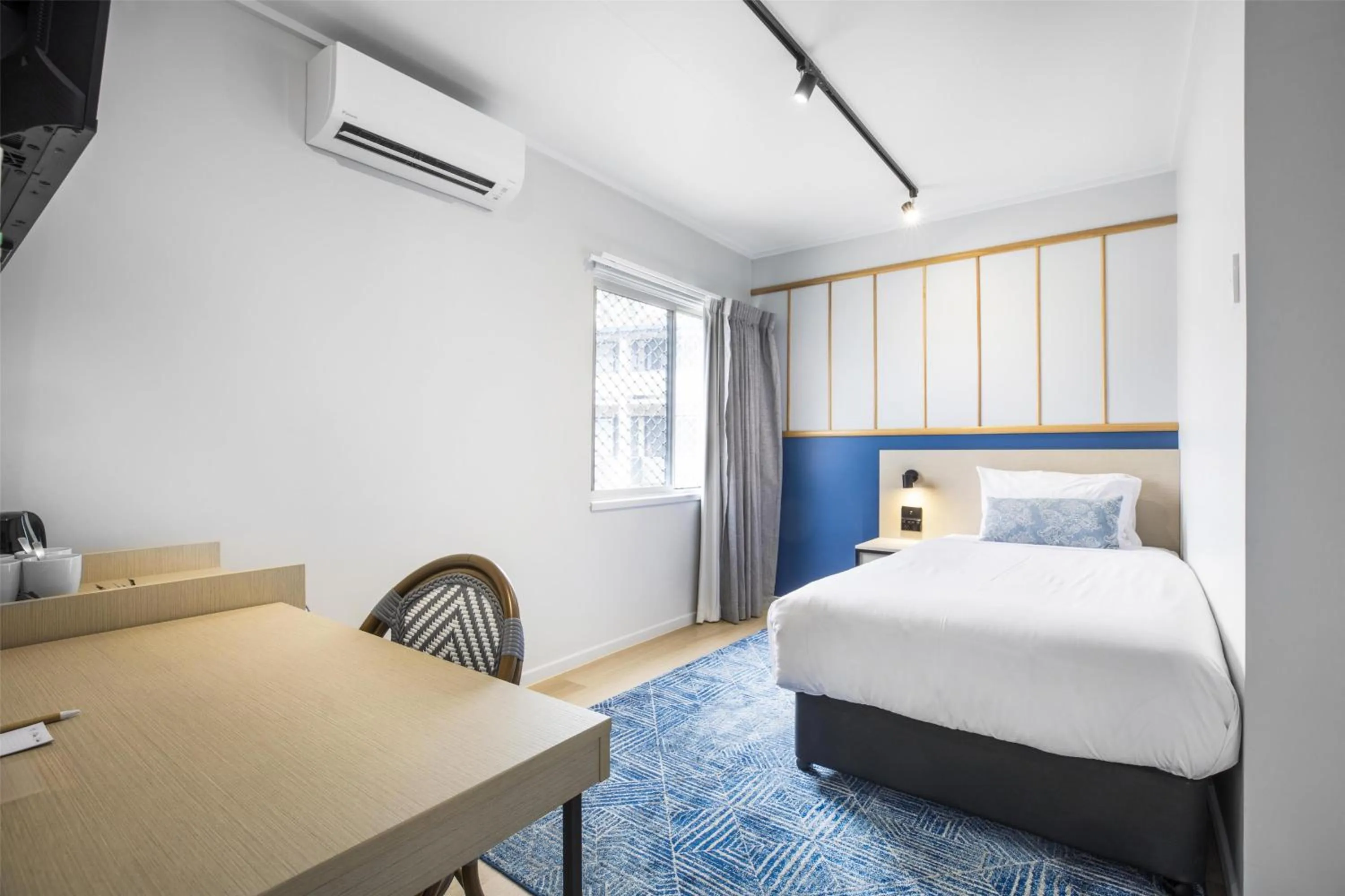 Bedroom, Bed in Nightcap at Queens Beach Hotel