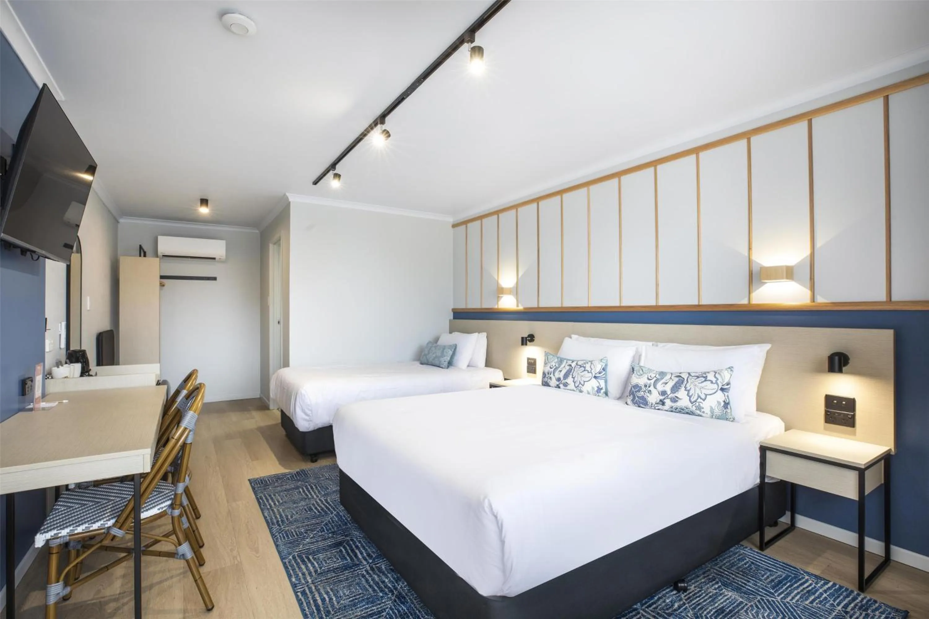 Bedroom, Bed in Nightcap at Queens Beach Hotel