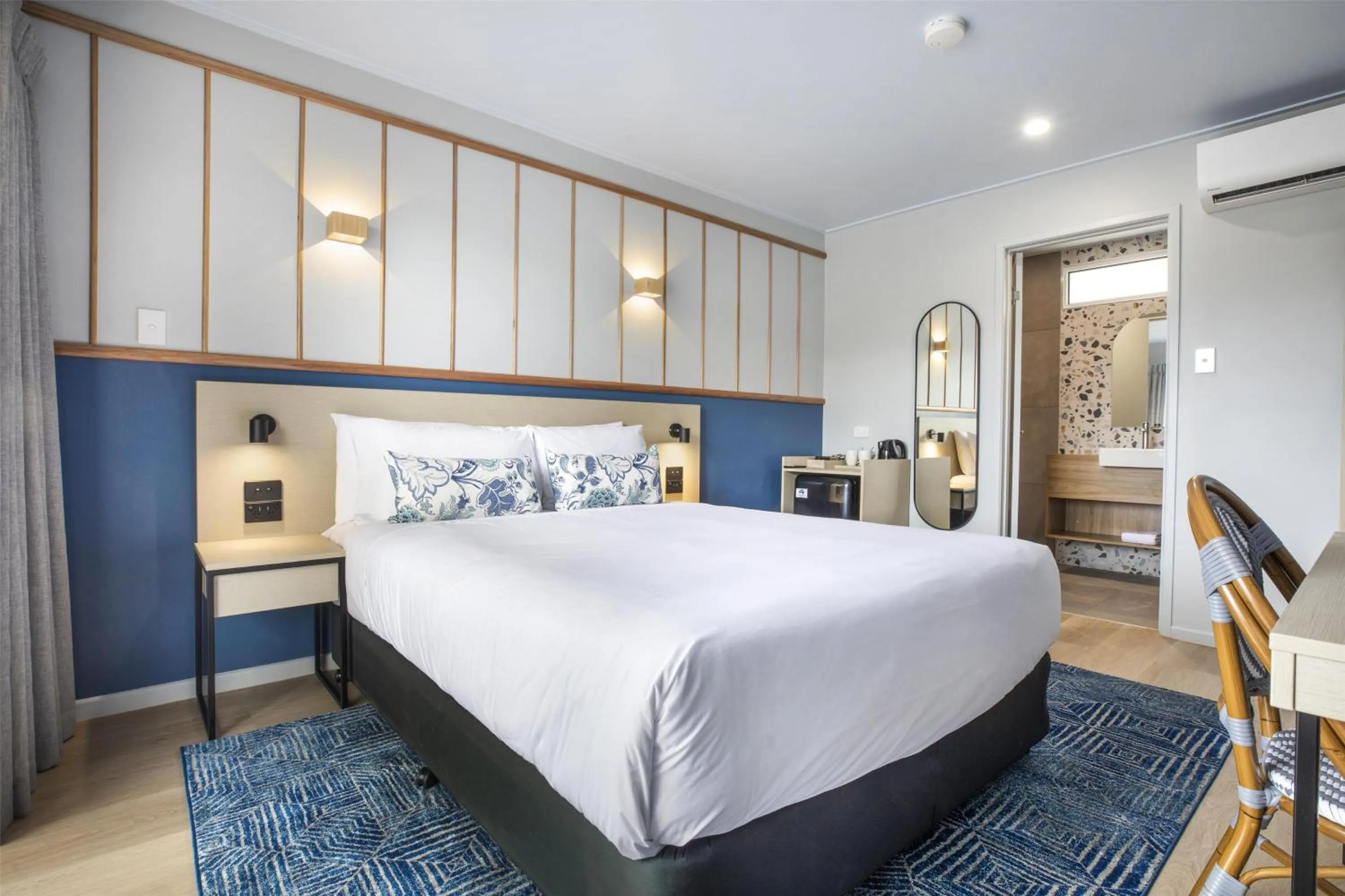 Bedroom, Bed in Nightcap at Queens Beach Hotel