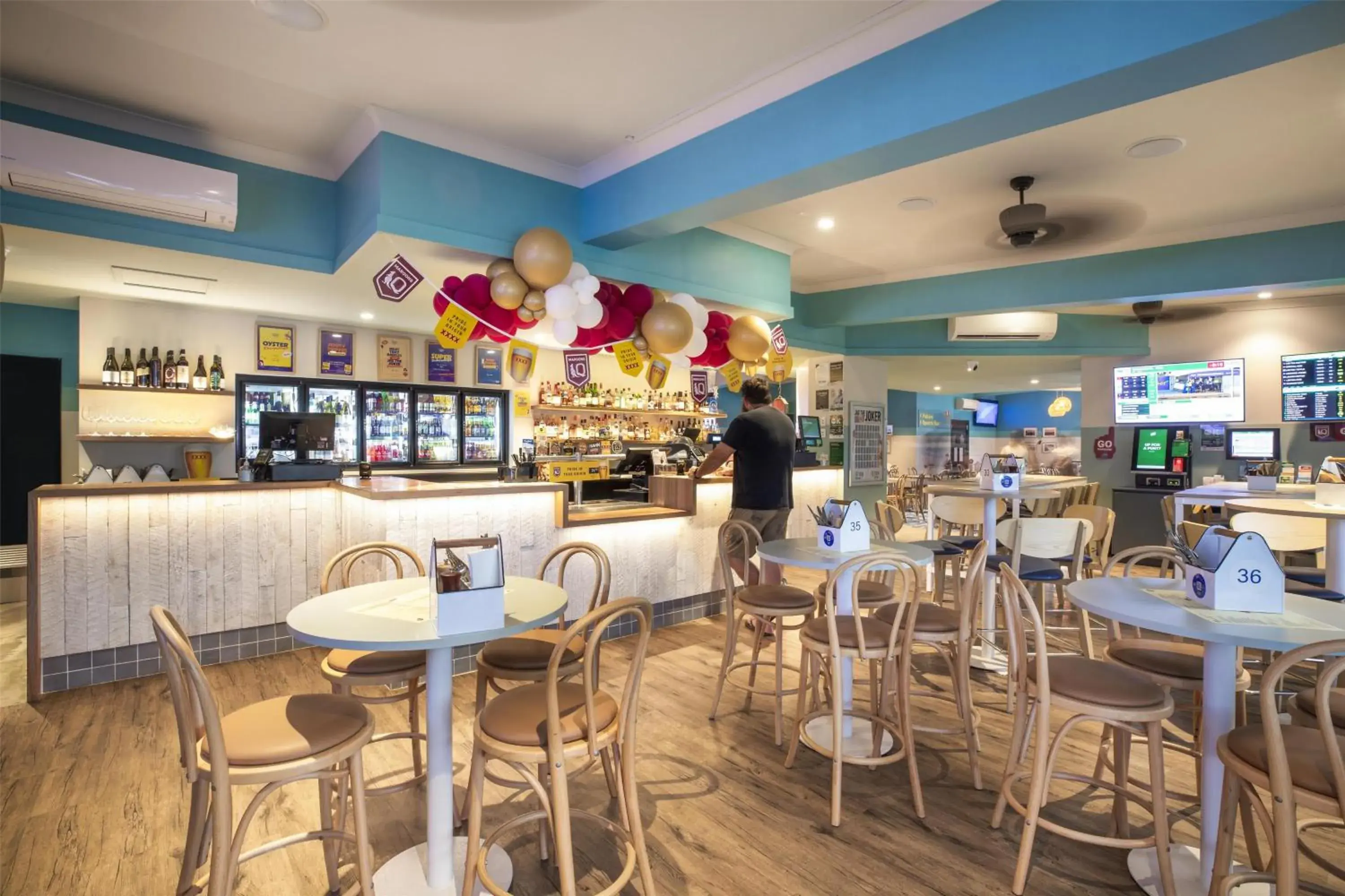 Lounge or bar in Nightcap at Queens Beach Hotel Lounge or bar in Nightcap at Queens Beach Hotel