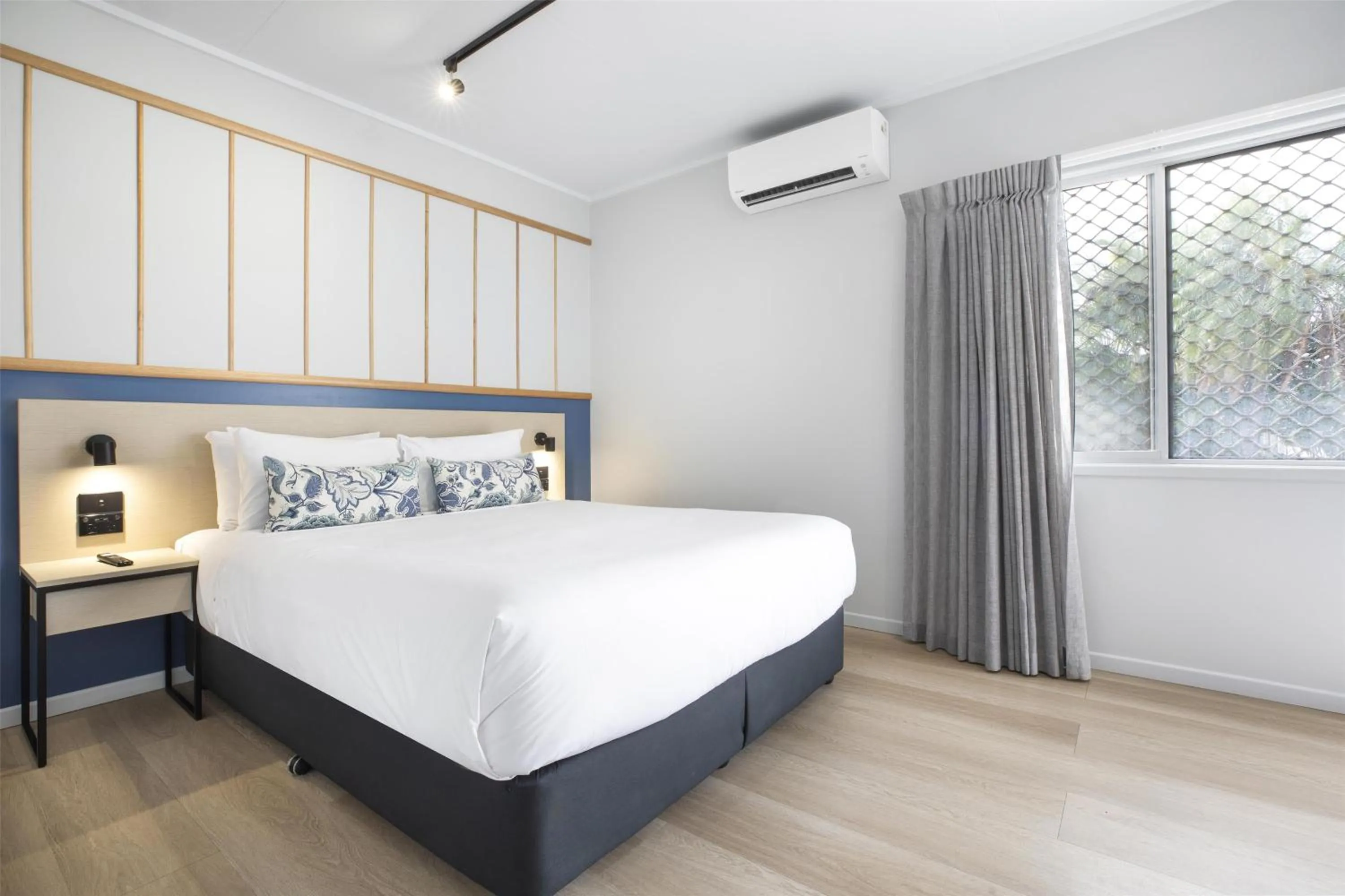 Bedroom, Bed in Nightcap at Queens Beach Hotel