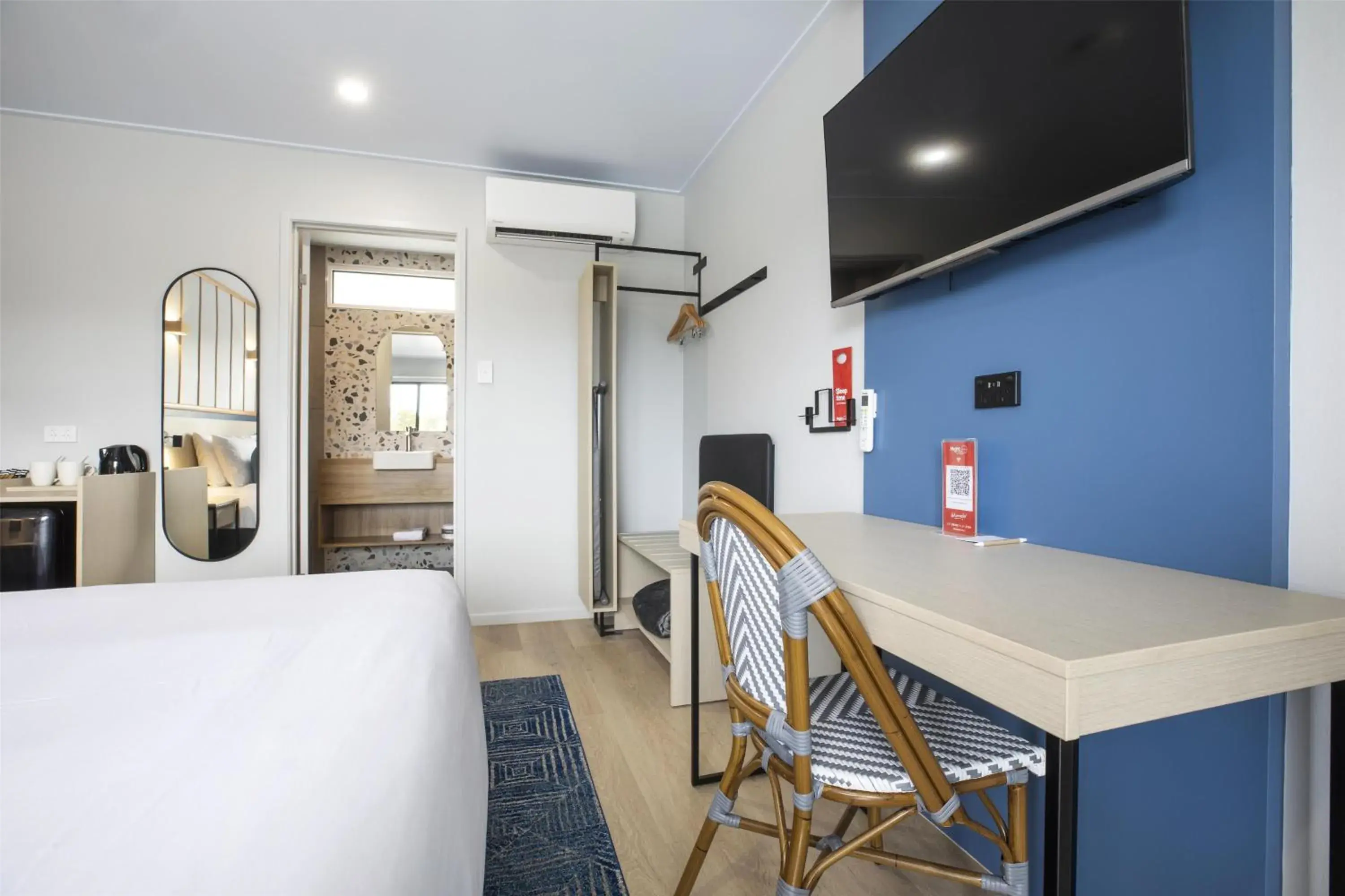 TV and multimedia, Bed in Nightcap at Queens Beach Hotel TV and multimedia, Bed in Nightcap at Queens Beach Hotel