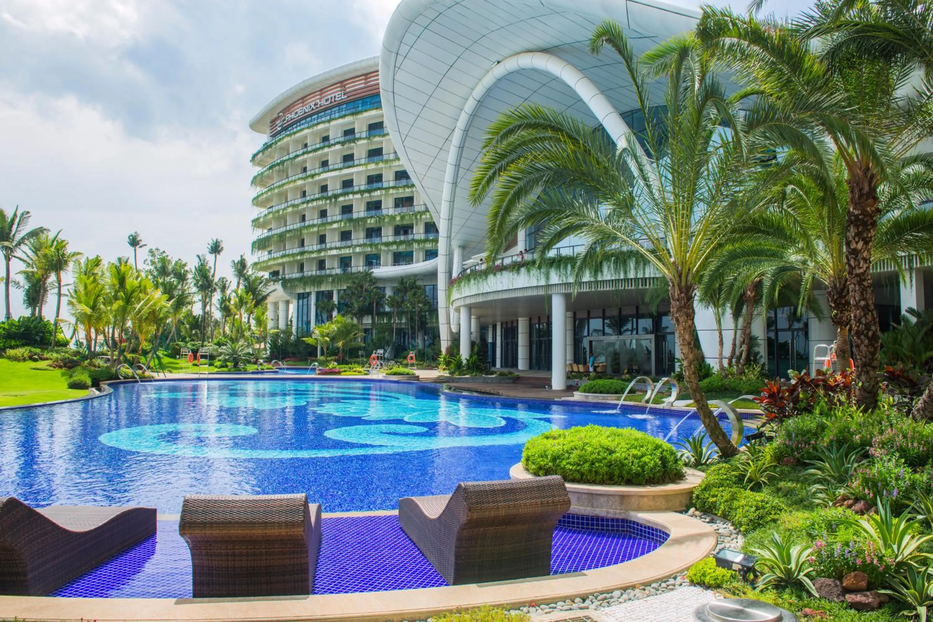 Swimming pool in Forest City Marina Hotel