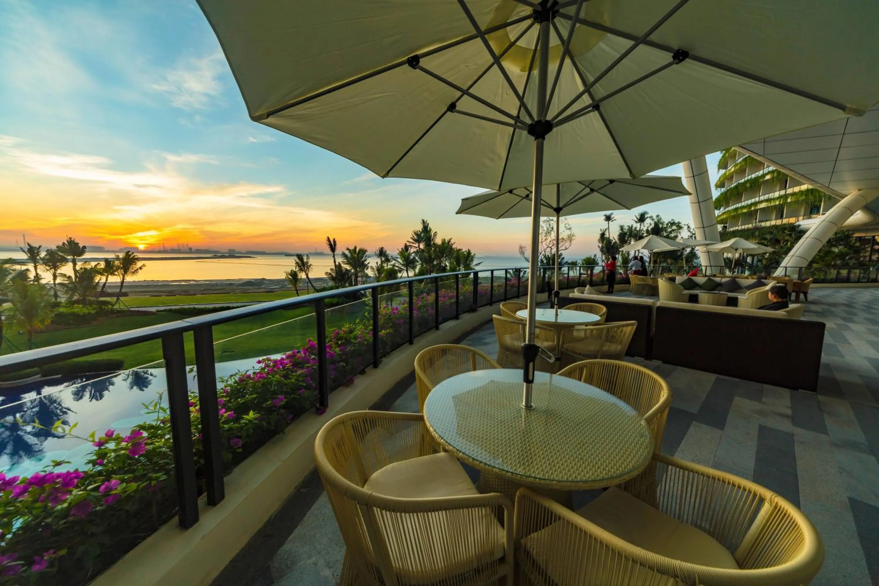 Restaurant/places to eat in Forest City Marina Hotel