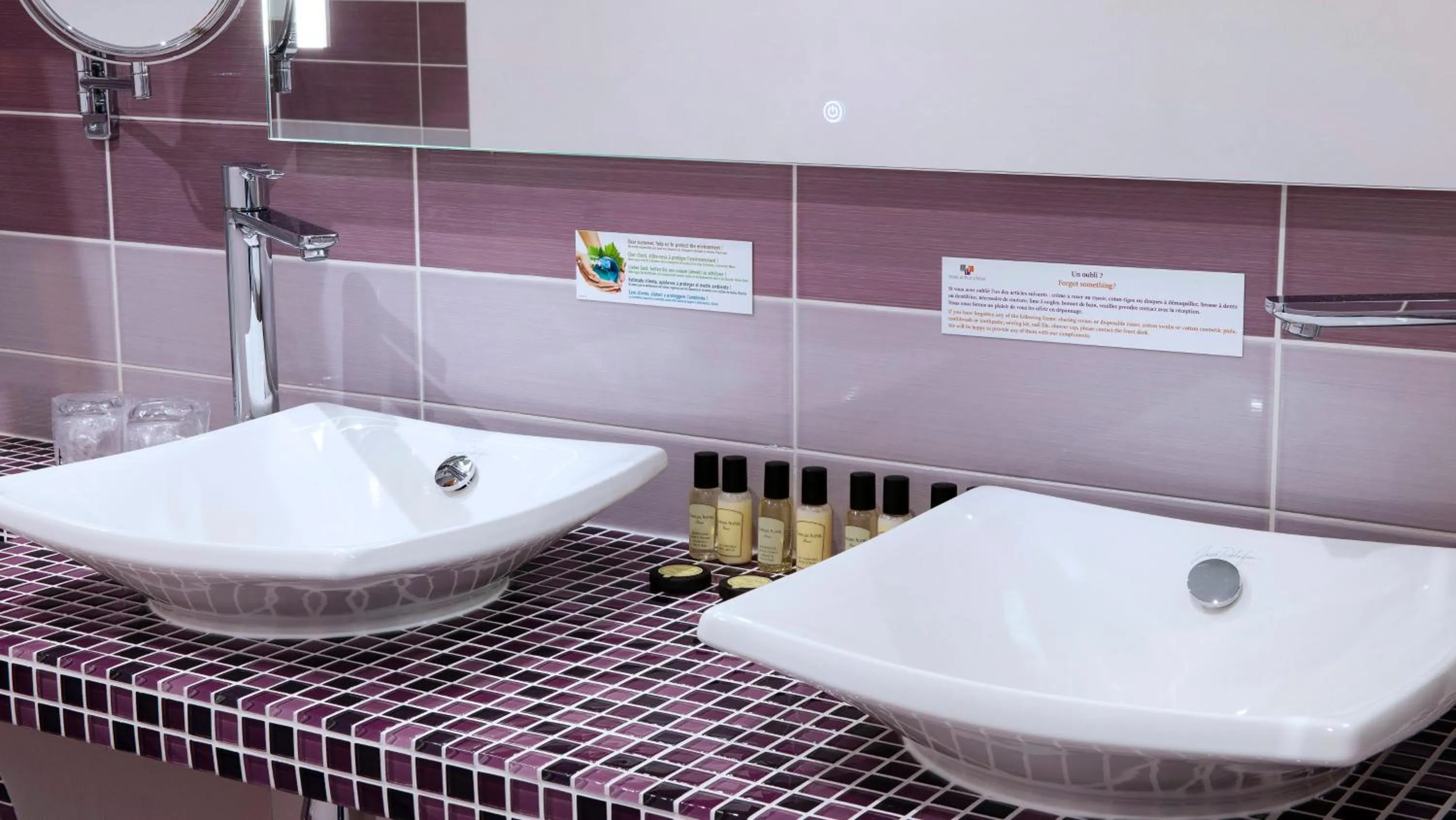 Bathroom in Hôtel du Plat d'Etain