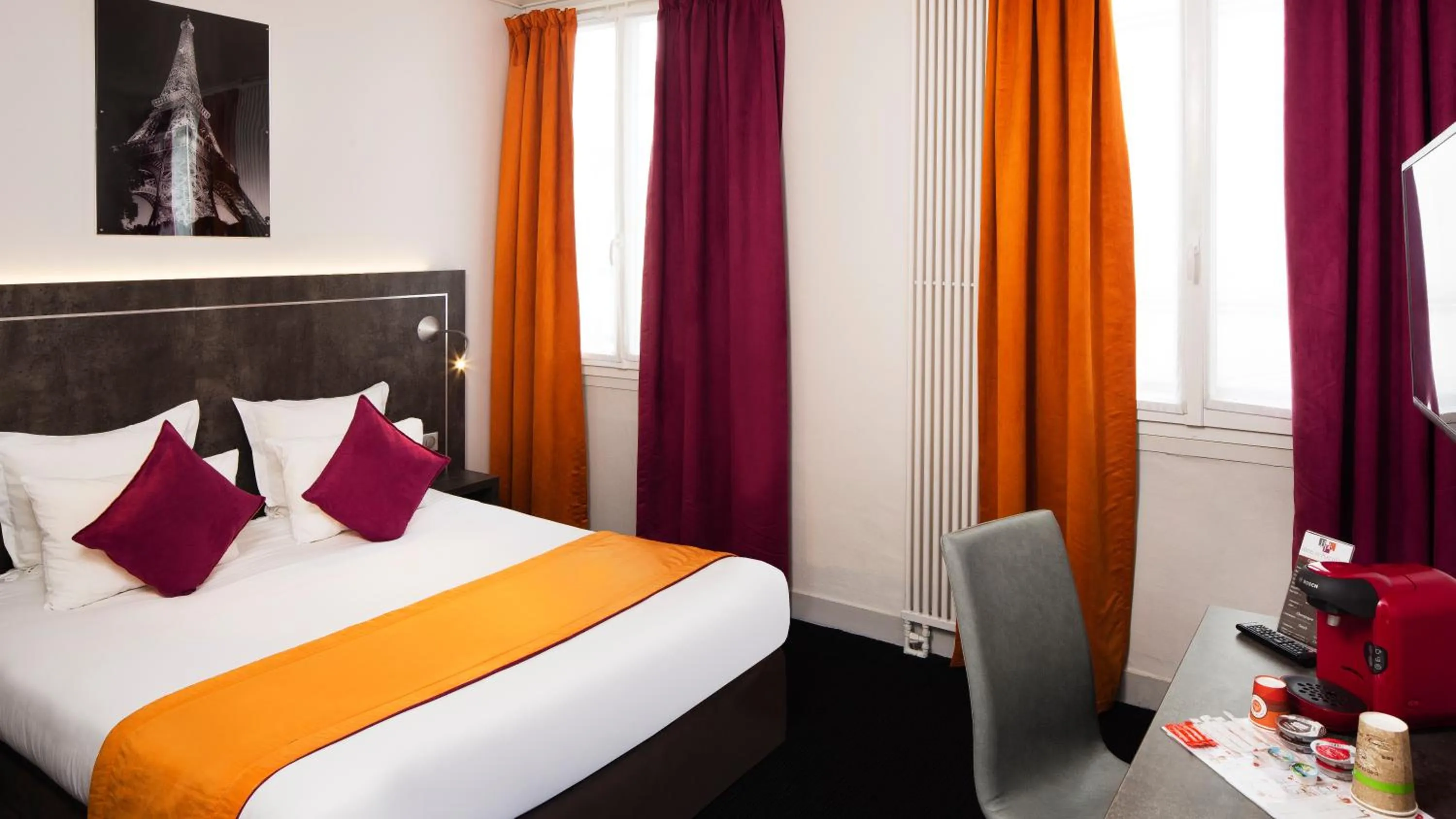 Photo of the whole room, Bed in Hôtel du Plat d'Etain