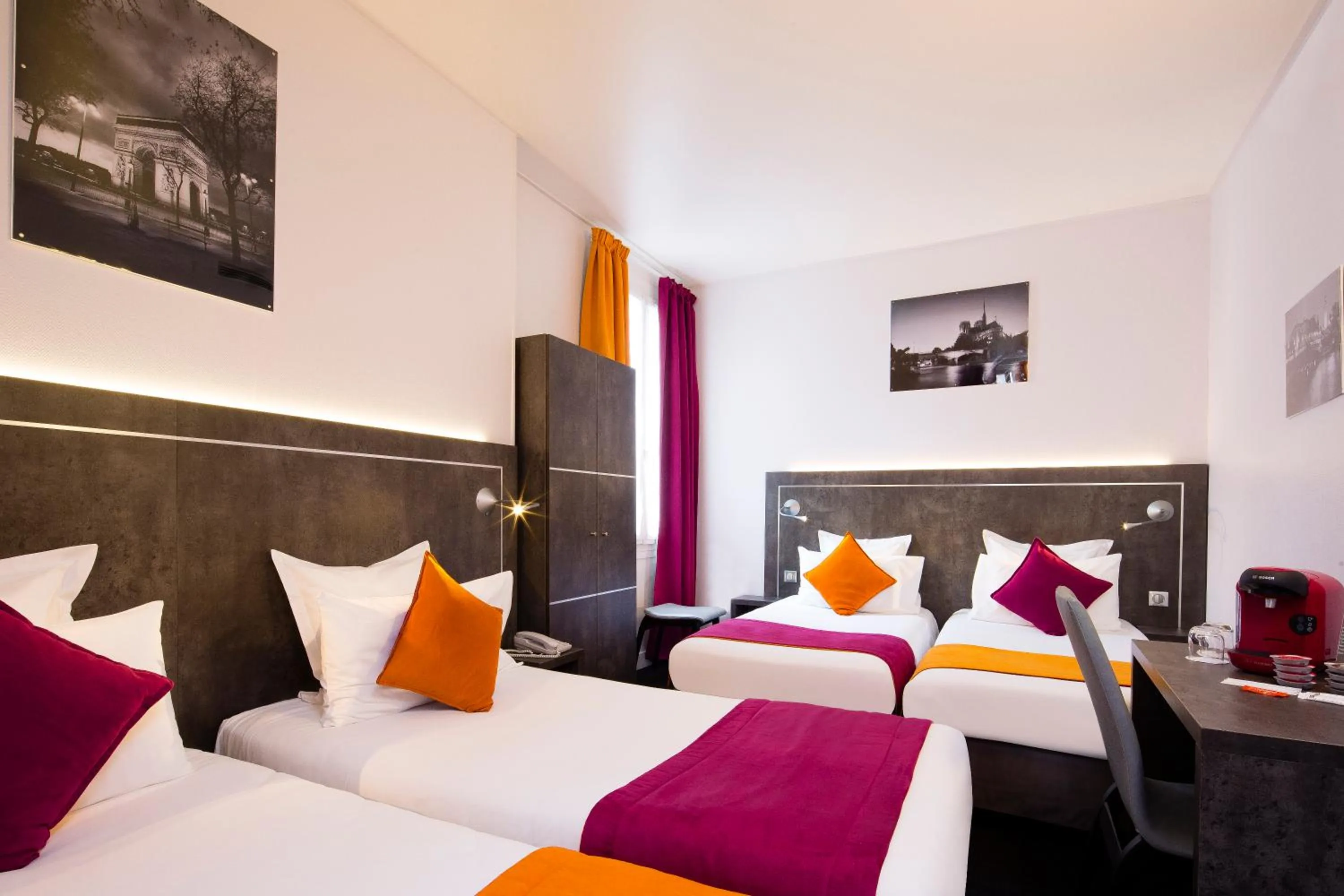 Photo of the whole room, Bed in Hôtel du Plat d'Etain