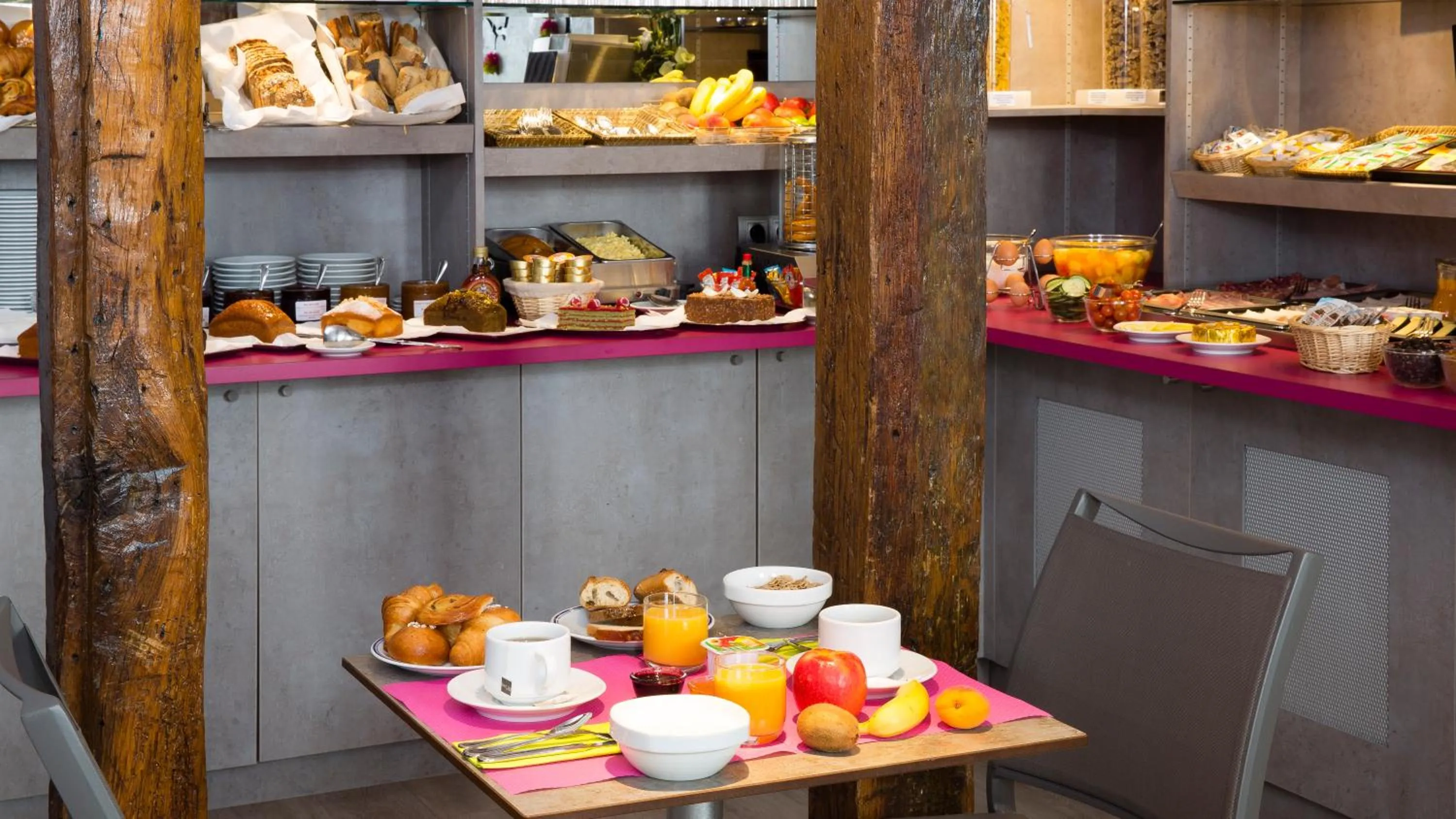 Buffet breakfast in Hôtel du Plat d'Etain