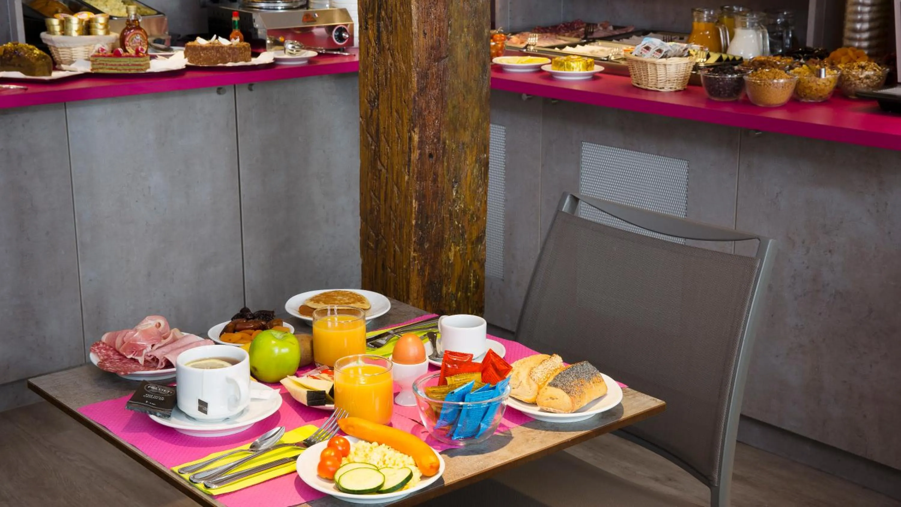 Buffet breakfast in Hôtel du Plat d'Etain