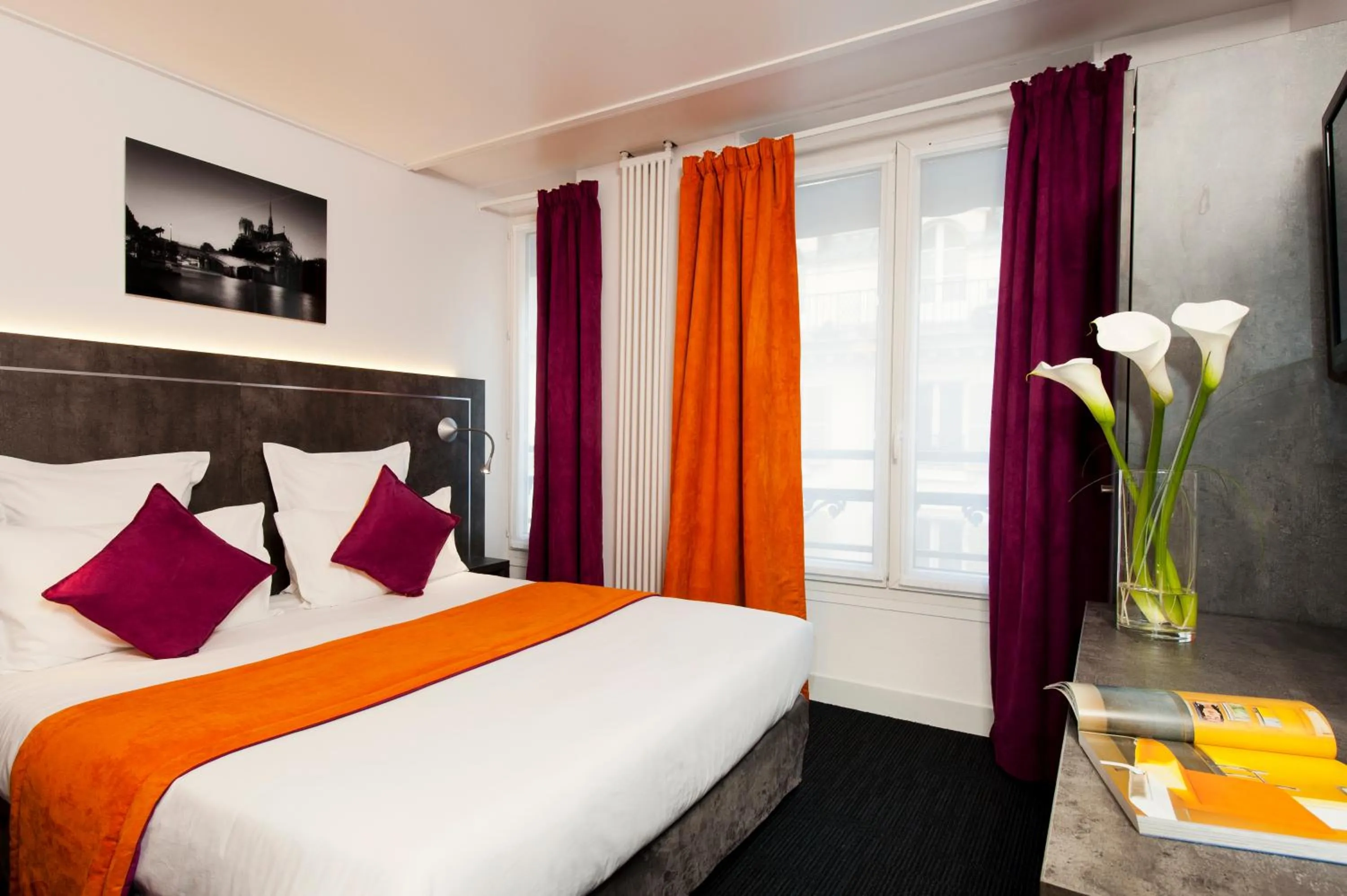 Bed in Hôtel du Plat d'Etain