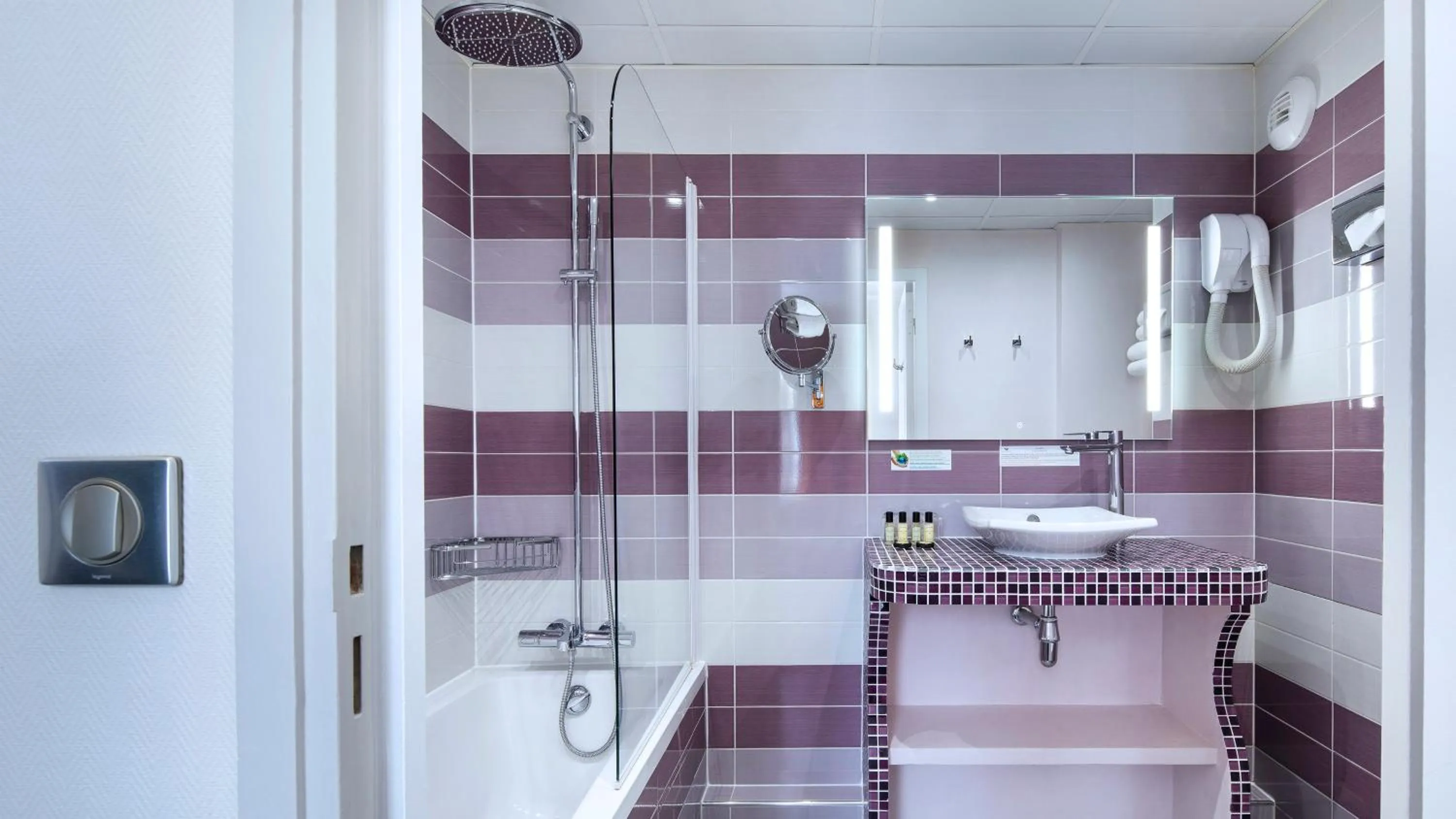 Bathroom in Hôtel du Plat d'Etain