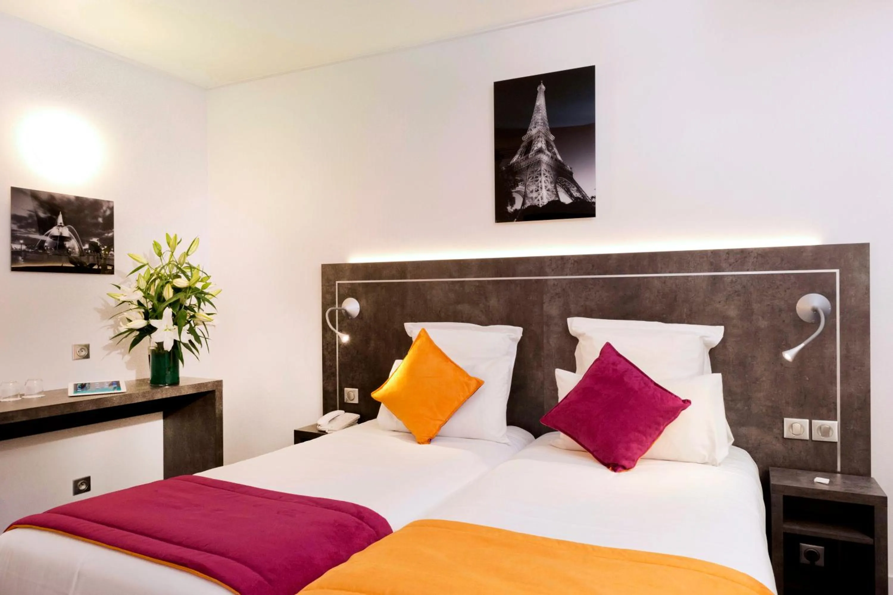 Bed in Hôtel du Plat d'Etain