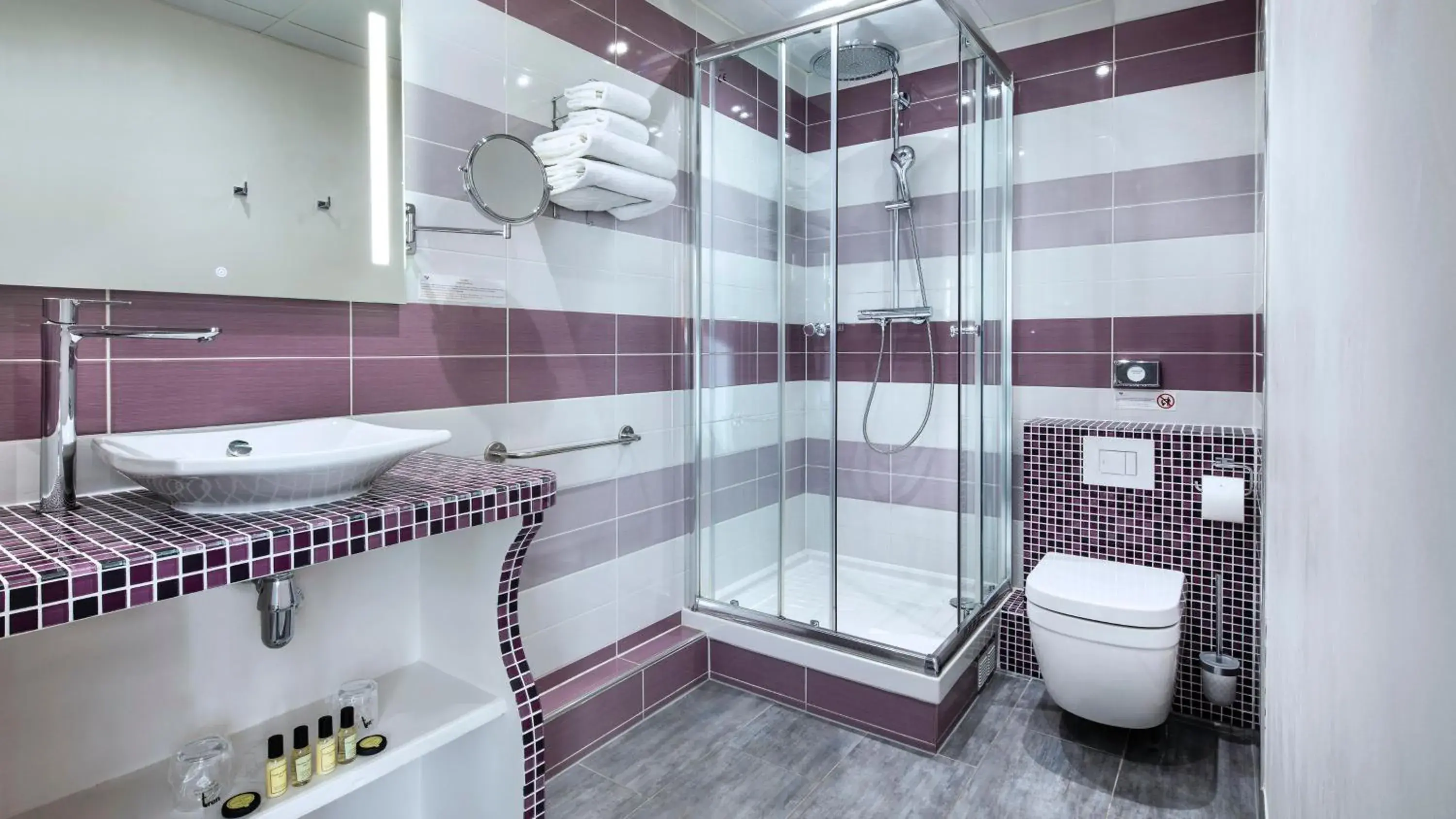 Bathroom in Hôtel du Plat d'Etain Bathroom in Hôtel du Plat d'Etain