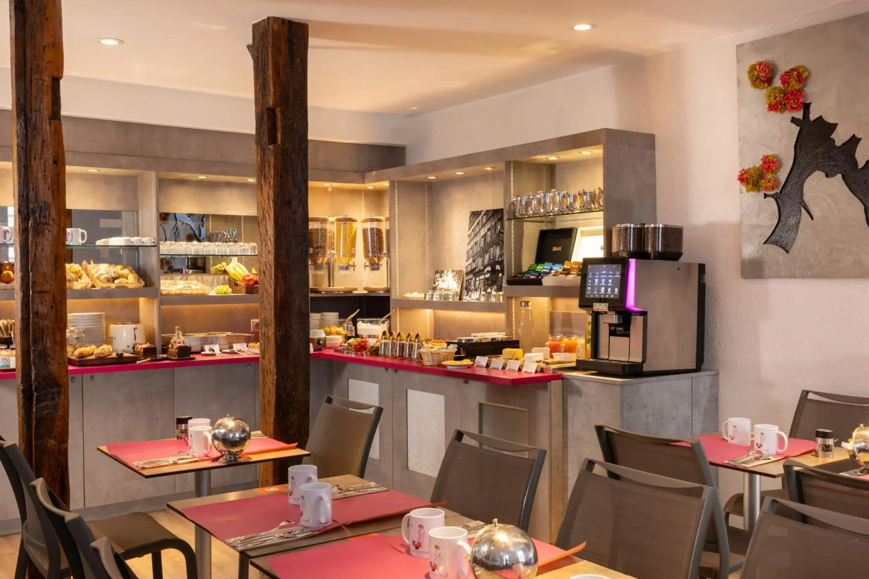 Breakfast in Hôtel du Plat d'Etain Breakfast in Hôtel du Plat d'Etain