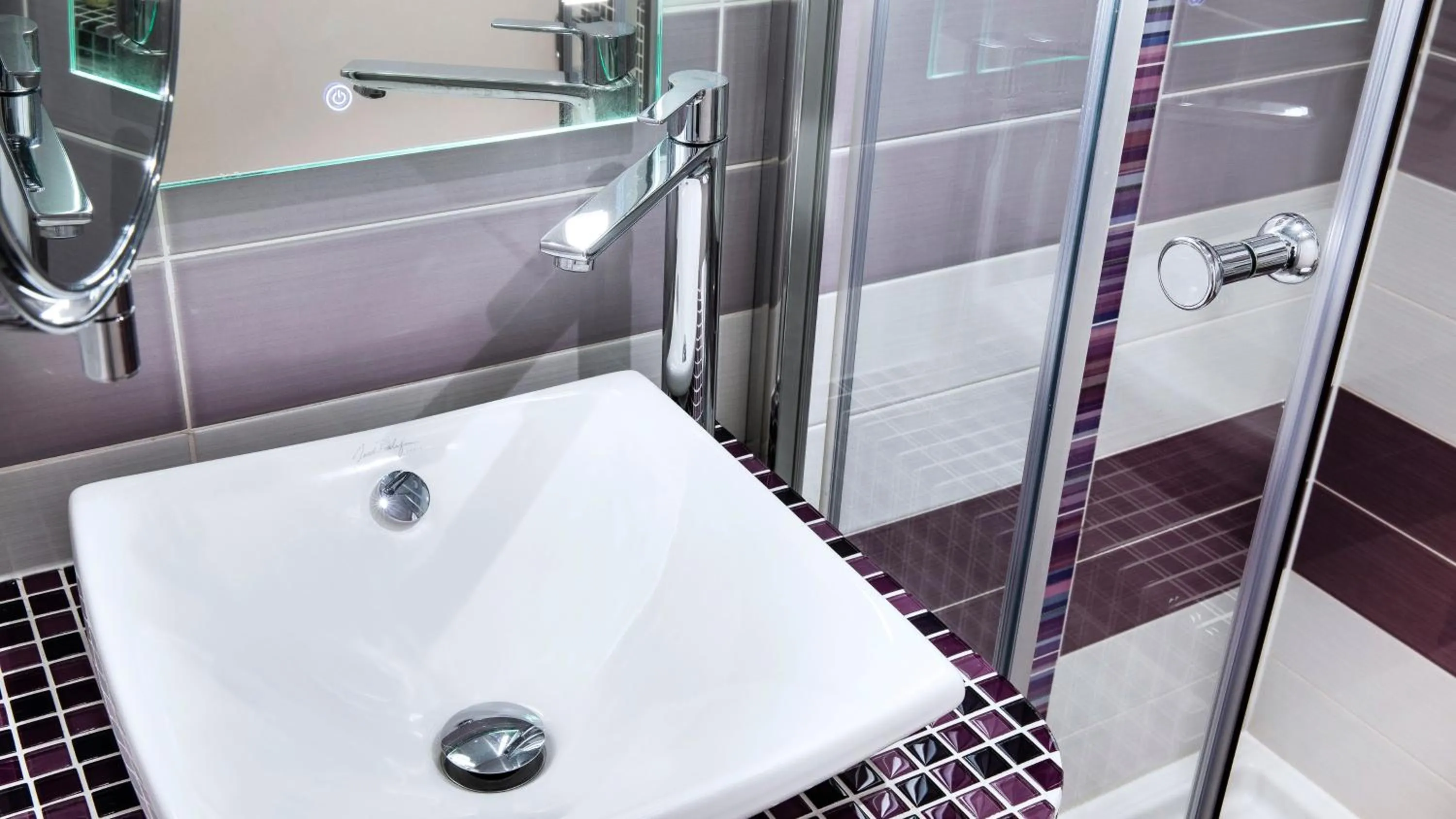 Bathroom in Hôtel du Plat d'Etain