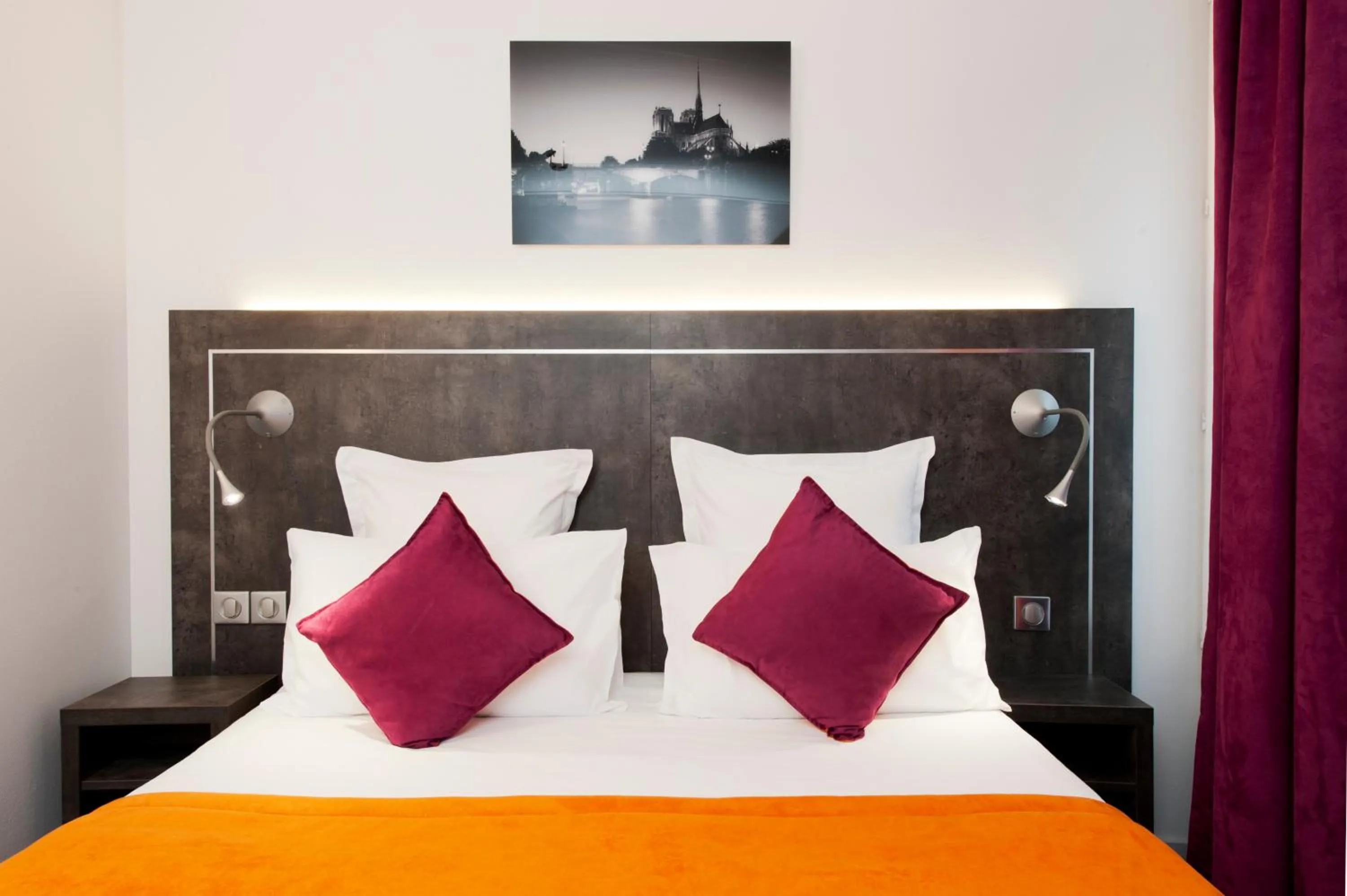 Bed in Hôtel du Plat d'Etain