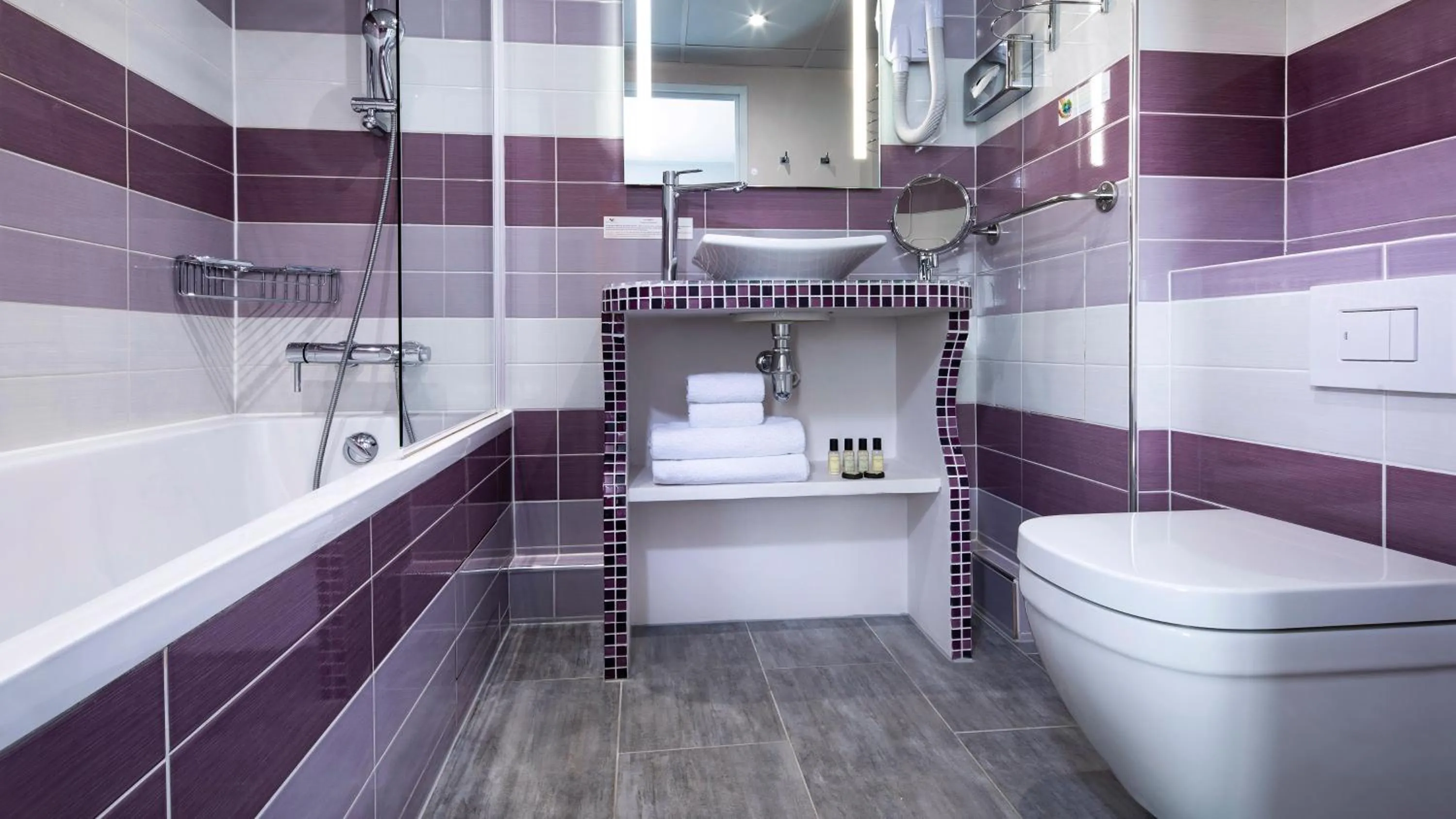 Bathroom in Hôtel du Plat d'Etain