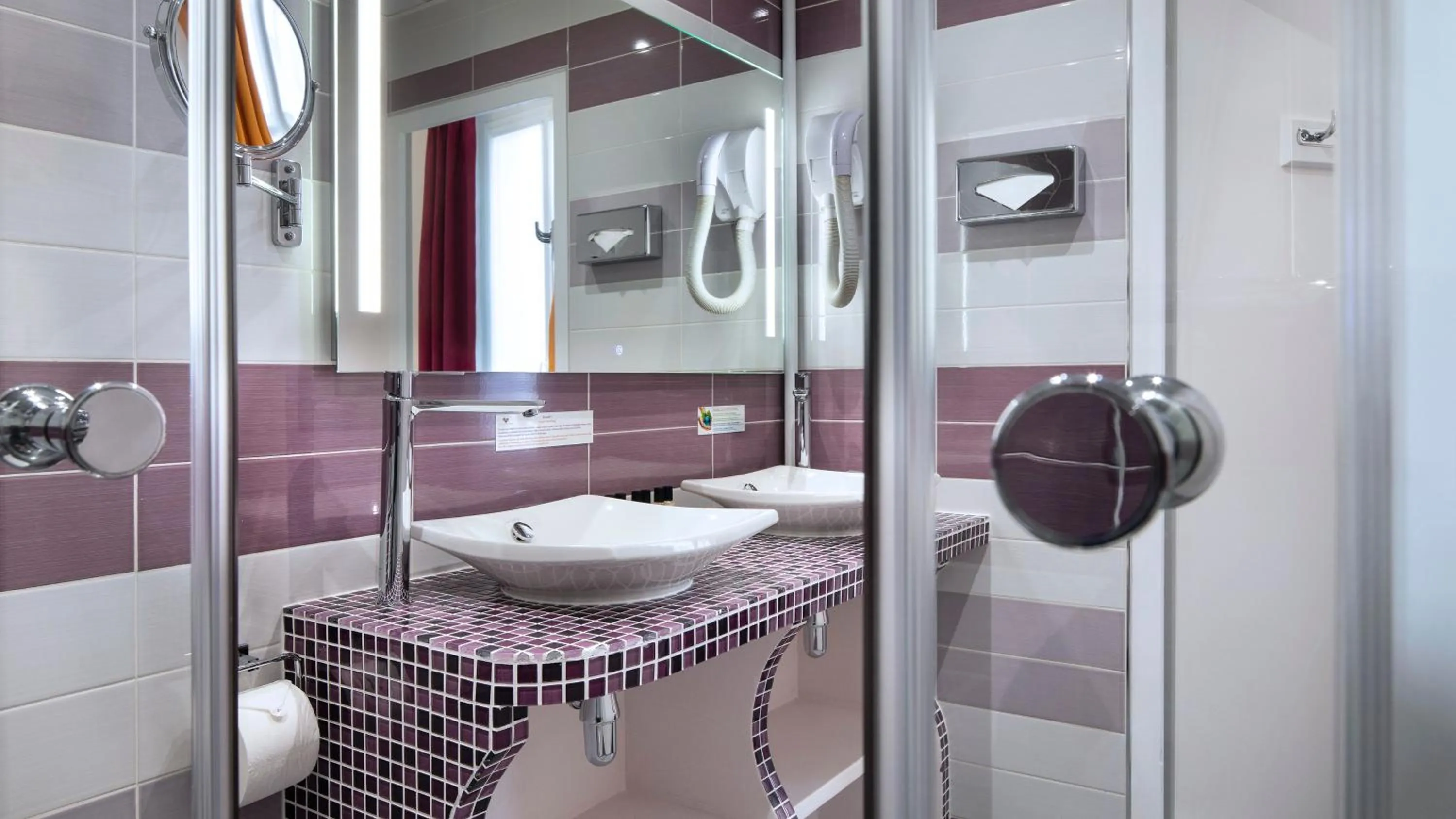 Bathroom in Hôtel du Plat d'Etain