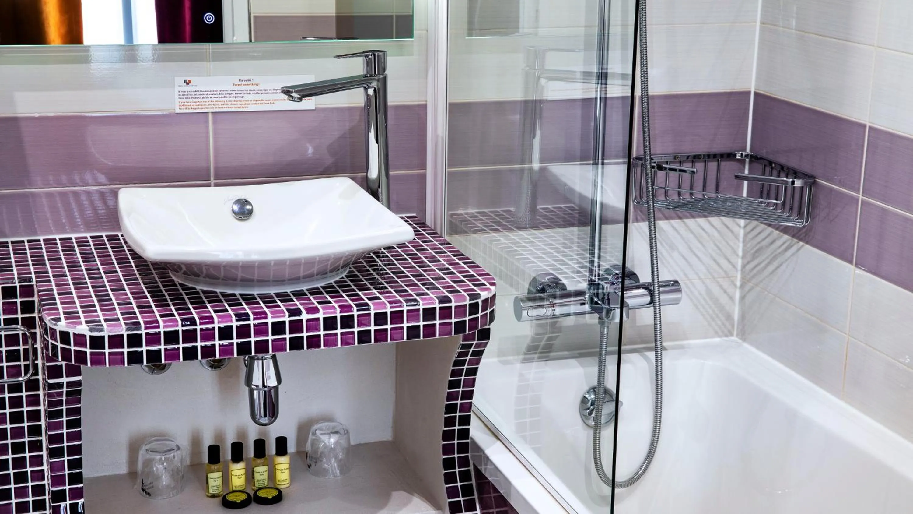 Bathroom in Hôtel du Plat d'Etain