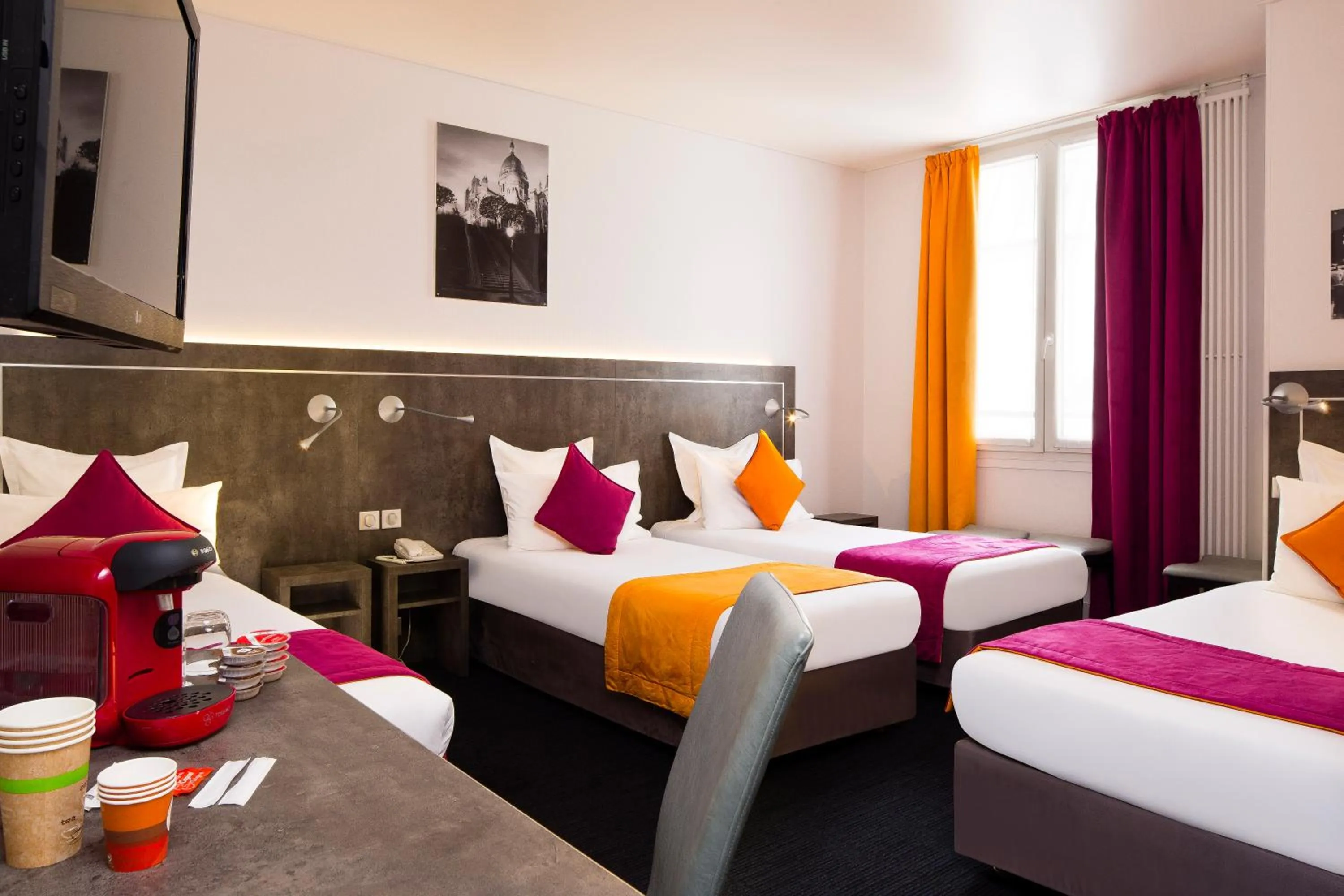 Bedroom, Bed in Hôtel du Plat d'Etain