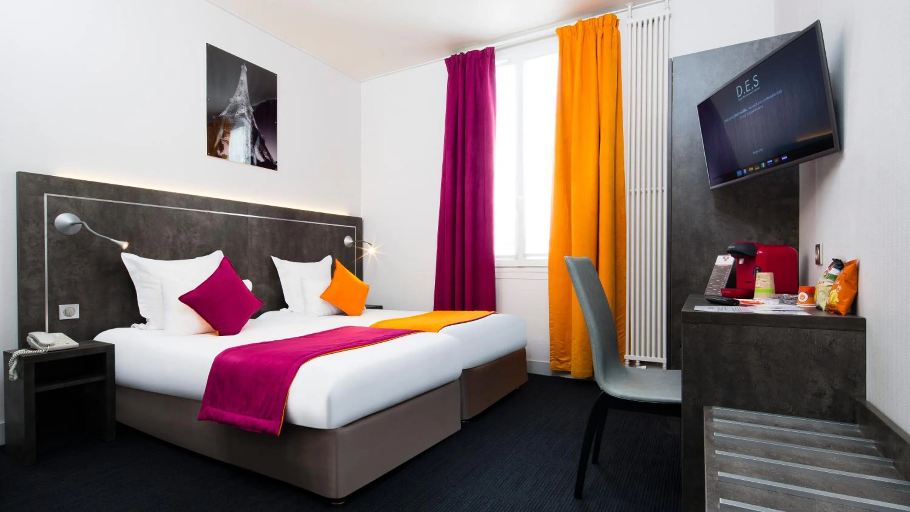 Photo of the whole room, Bed in Hôtel du Plat d'Etain