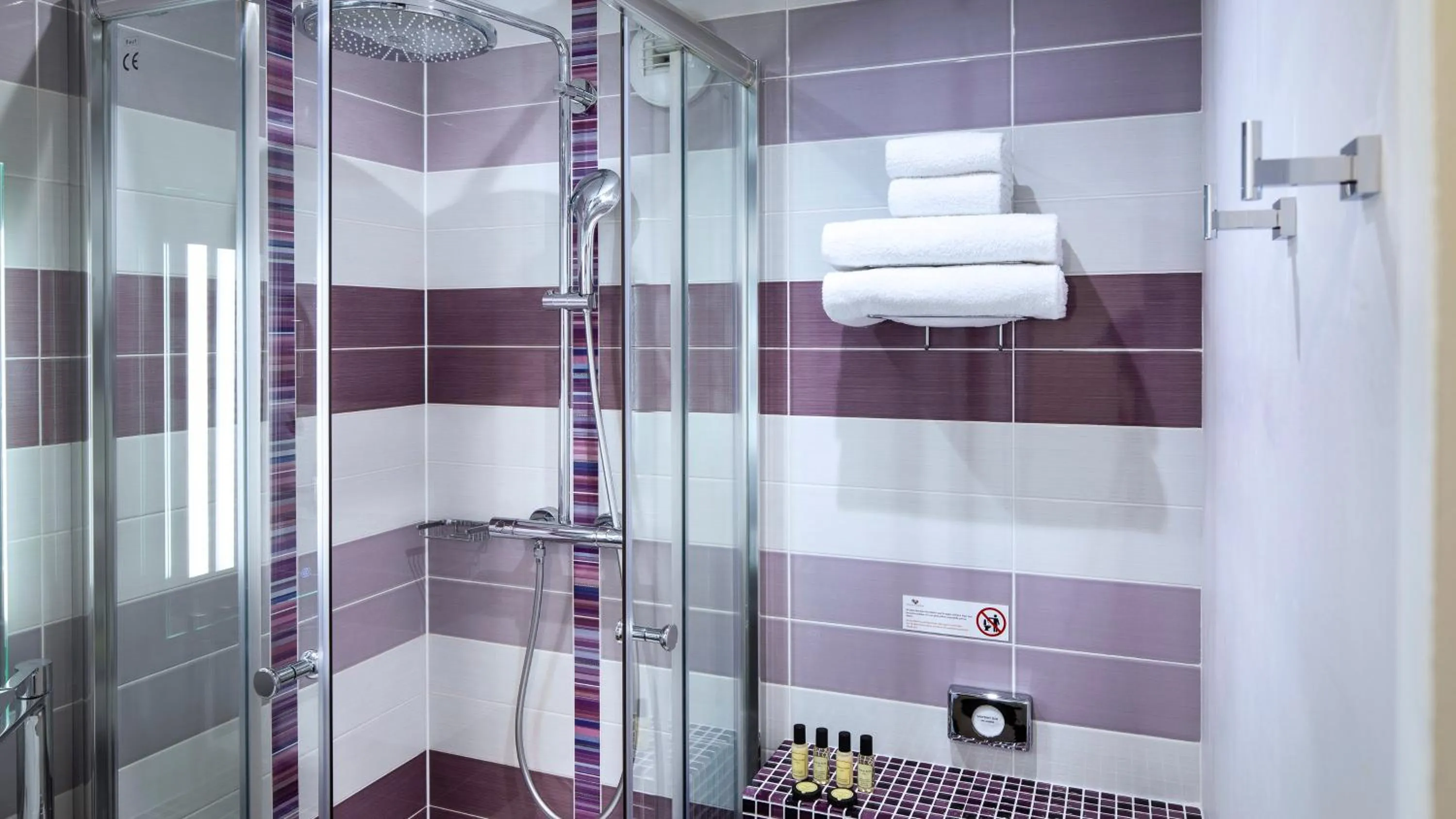 Bathroom in Hôtel du Plat d'Etain